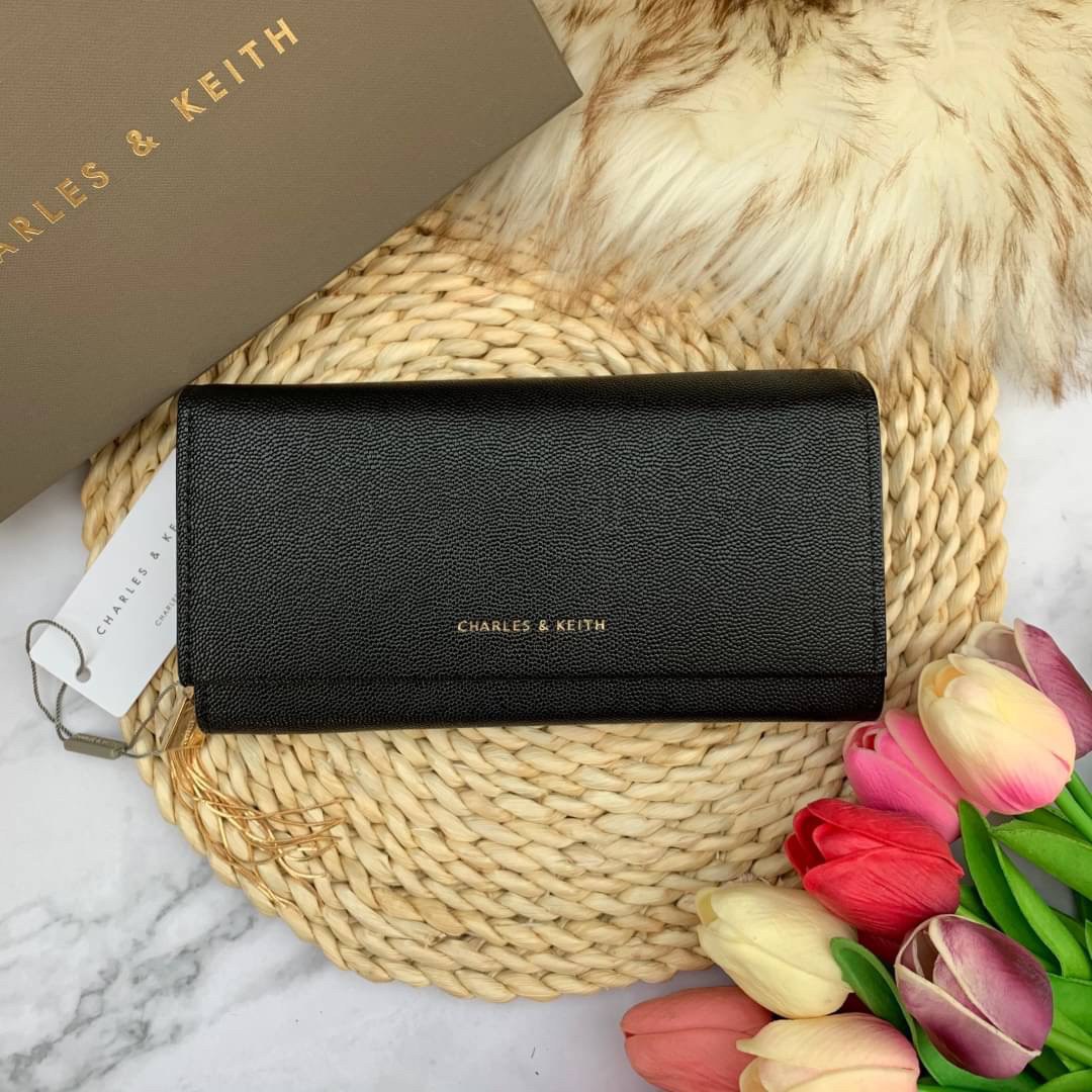 ของแท้ 💯% CHARLES & KEITH METAL TASSEL CLASSIC LONG WALLET กระเป๋าเงินใบยาวรุ่นพู่ยอดฮิต!! หนังพิมพ์ลายคาร์เวียร์ใช้ทน ด้านหลังมีช่องใส่บัตร/แบงค์ได้