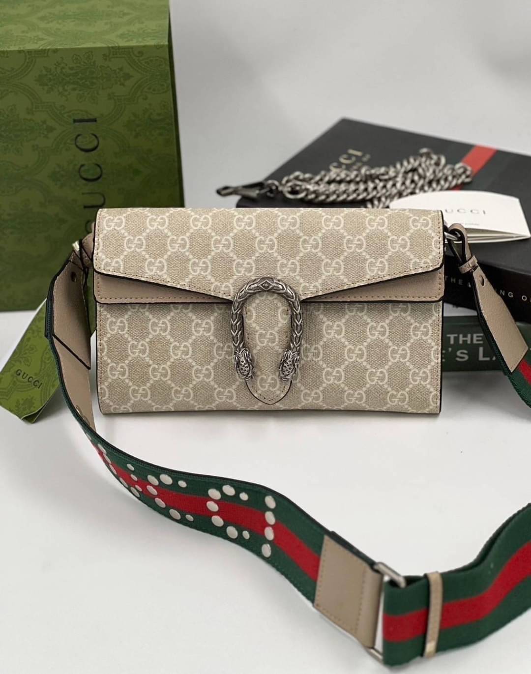 GUCCI Dionysus GG small shoulder bag ฮอตสุดไม่มีใครเกิน รุ่นใหม่ล่าสุดพร้อมสายสะพายสปอร์ต กับกระเป๋าสะพายรุ่นที่สาวๆต้องไม่พลาด!! ดึงดูดและสะกดสายตาด้วยอะไหล่ดีเทลหรู ทนทาน ดูแลรักษาง่าย ภายในสวยงาม และแบ่งสัดส่วนลงตัวมากๆ ใส่ของสำคัญได้สบาย พร้อมเสิร์ฟให
