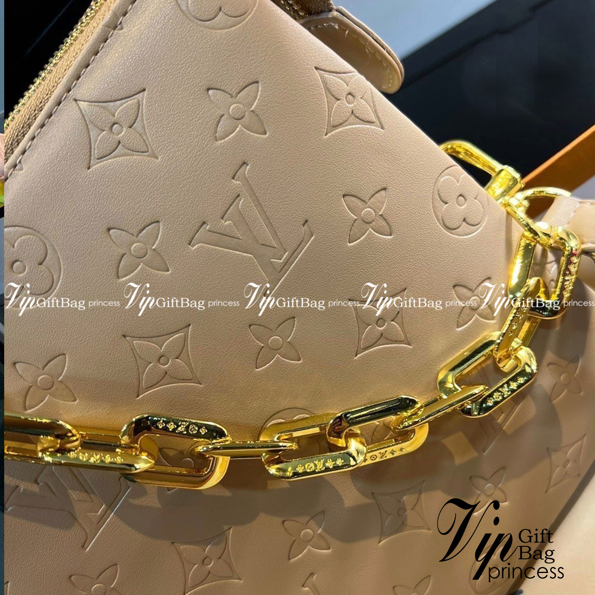 LV HANDLE POUCH MONOGRAM / LV Coussin PM Bag กระเป๋าสะพายกึ่งคลัชท์ สุดล้ำ มาแรงมาก ด้วยความสวยปังตั้งแต่แรกเห็น วัสดุหนังแกะสังเคราะห์ปั๊มลายสวยคม มาพร้อมสาย 2 เส้น เลิศๆ มีสายโซ่ที่มีดีเทลละเอียดไม่ซ้ำ และสายสปอร์ตครอสบอดี้ ที่จะคล้องไว้ทั้งสองเส้นก็ดีง