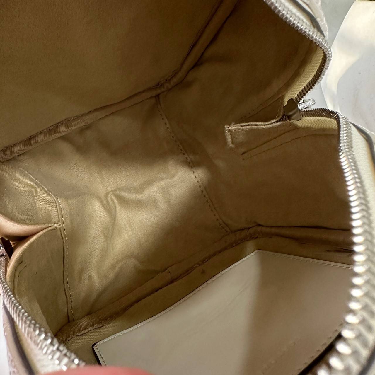 Tory Burch T Monogram Embroidered Patent Cube คอลเลคชั่นใหม่ รุ่นลิมิเต็ดรูปทรงใหม่ T Monogram สุดcube วัสดุหนังแท้ เปิด-ปิดด้วยซิป ภายในกว้าง มีช่องแยก 1 ช่อง สามารถใส่โทรศัพท์มือถือได้ทุกรุ่น สามารถถือหิ้วหรือสะพายได้ สายสามารถถอดและปรับระดับได้คะ