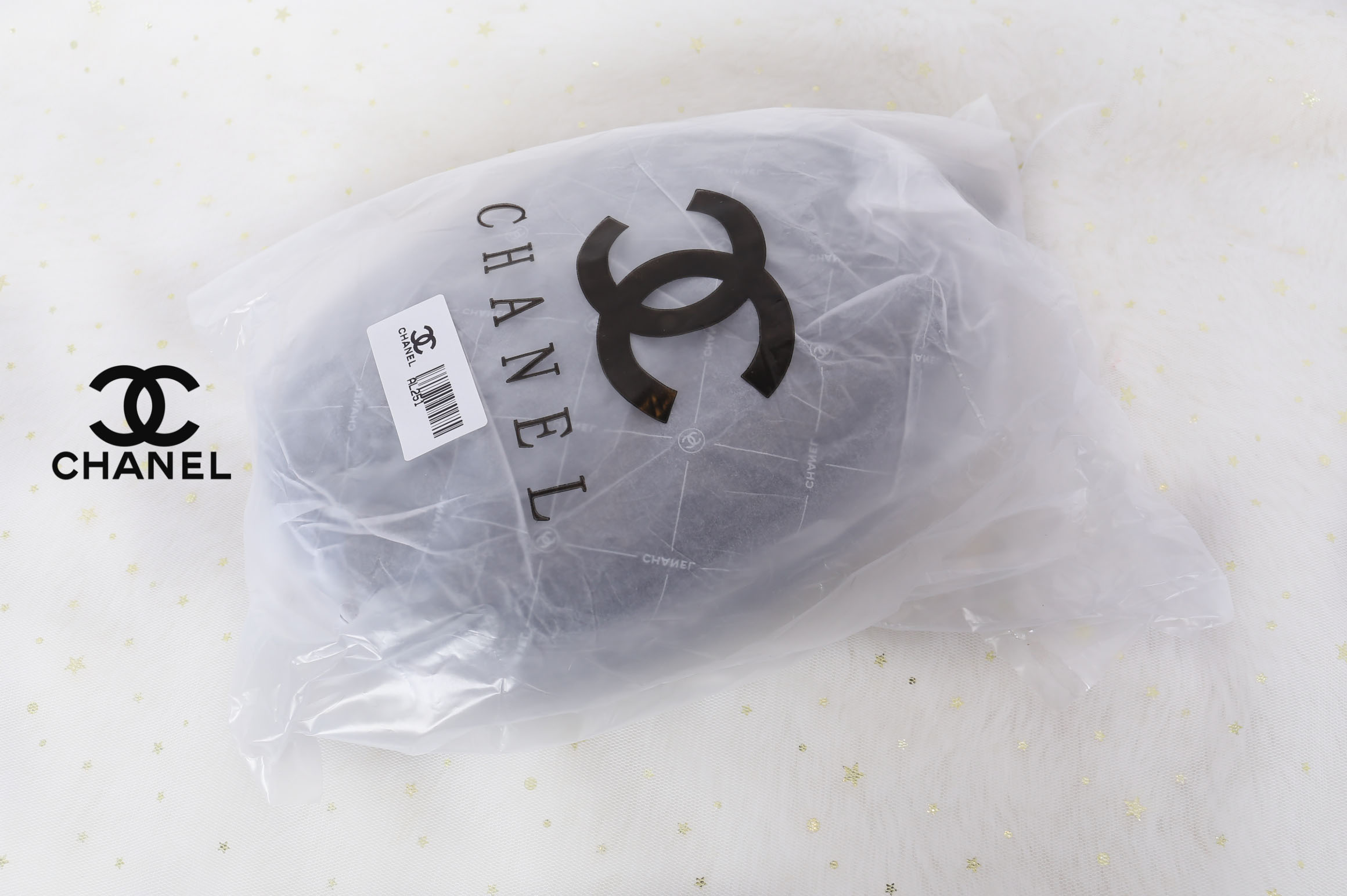 CHANEL waist and crossbody bag with 2 straps / Chanel Belt Bag กระเป๋าสะพาย หรือคาดเอวด้วยเข็มขัด วัสดุทำจากหนังพรีเมี่ยมลายคาเวียร์ทั้งใบด้านหน้ามีโลโก้แบรนด์