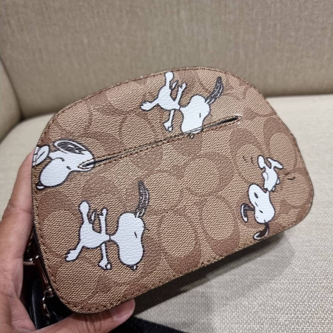 COACH C4590 COACH x PEANUTS MINI SERENA CROSSBODY IN SIGNATURE CANVAS WITH SNOOPY PRINT มาจ้าแม่ มาหนักๆอีกแล้ว กับคอลเลคชั่นที่ขายดี ขายหมด ไม่เคยพอจะขาย!! มินิเซเรนาคอลแลบกับสนูปพีแบบลงตัวที่สุด วัสดุหนังแคนวาสเคลือบลาย เปิด-ปิดด้วยซิป สะดวกใช้ ภายในเป็