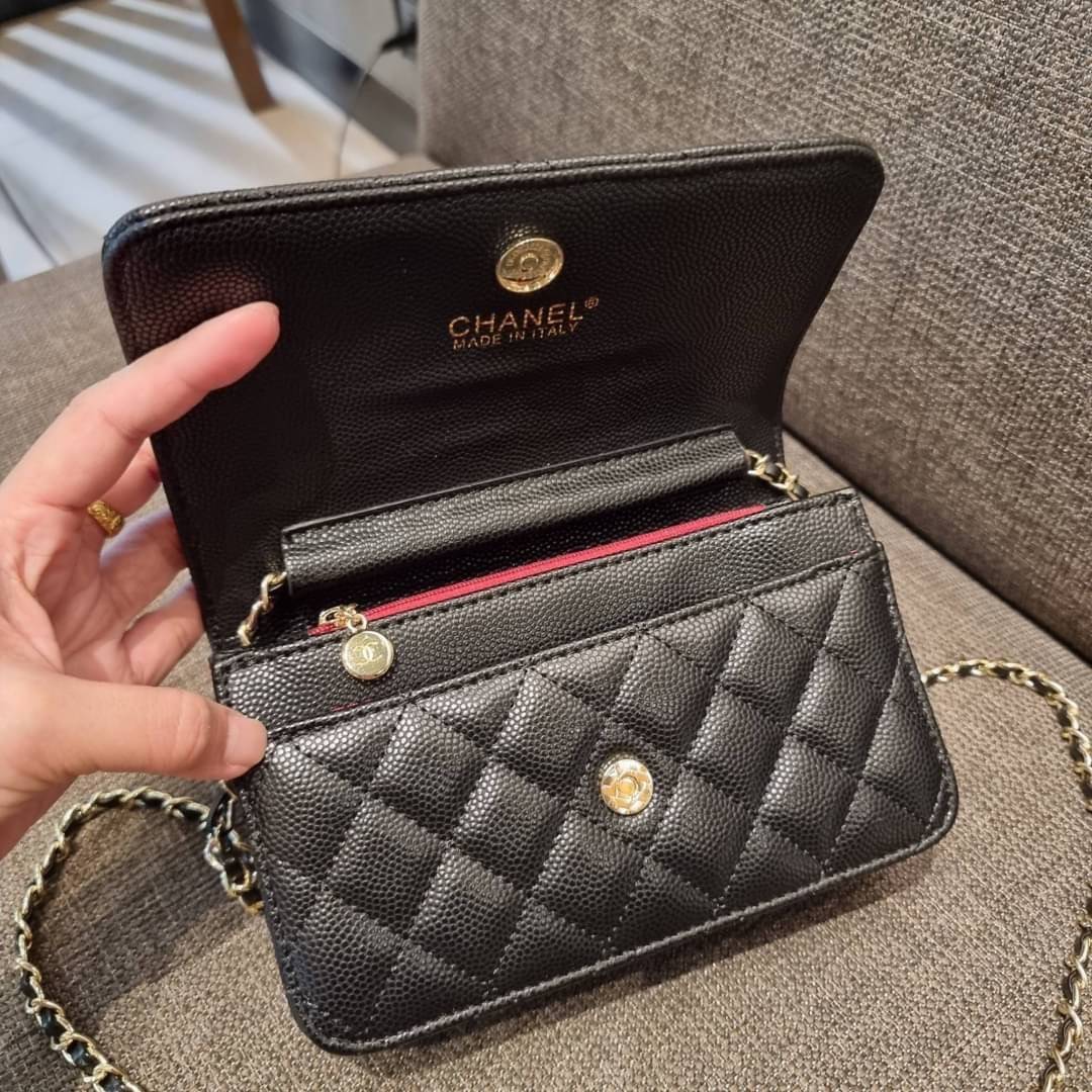 VIP 🥂 CHANEL WOC ฮอตกว่ารุ่นนี้คงไม่มีแล้ว!! เป็นรุ่นที่ถูกถามหาเยอะสุด!! ขายดีสุด!! และหมดไวมากๆ กระเป๋าสะพายข้างหนังลายคาร์เวีย มาพร้อมโซ่สะพายในตัว (ถอดออกไม่ได้) อะไหล่ทอง ดูผู้ดี้ ผู้ดี!! เปิด-ปิดกระเป๋าด้วยกระดุมแม่เหล็ก ภายในกระเป๋าเป็นช่อง