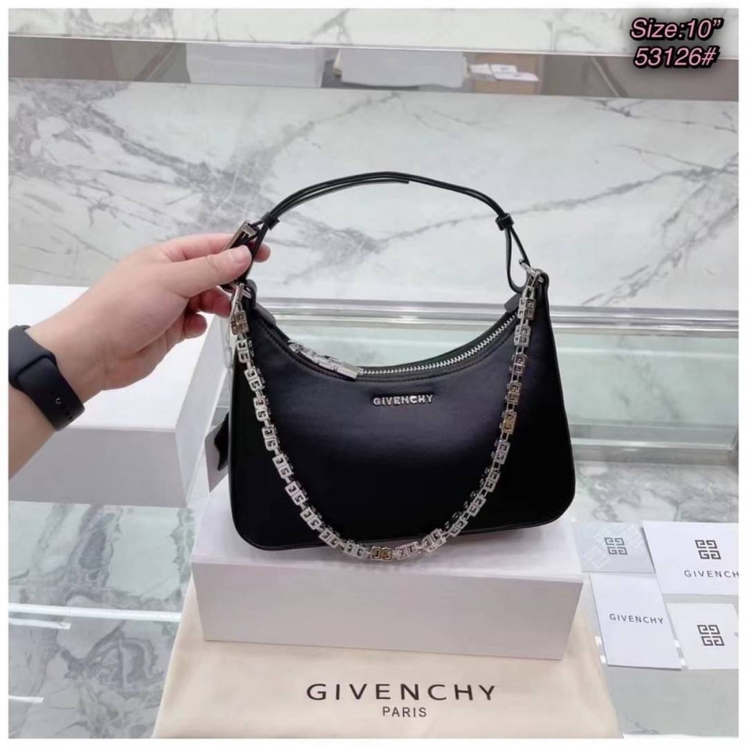 GIVENCHY SMALL MOON CUT OUT SHOULDER BAG 25cm พร้อมส่งที่ไทย กระเป๋าสะพายไหล่งานหนังเต็มใบ หน้าติดโลโก้แบรนด์มาพร้อมสายโซ่ งานสวยตามรูป อะไหล่เงิน สายสะพายปรับระดับได้ เกรดสวยหรู สาวๆ รีบจับจอง อย่าคิดนาน ราคานี้กับคุณภาพถือว่าคับแก้วมั๊กมากกกก
