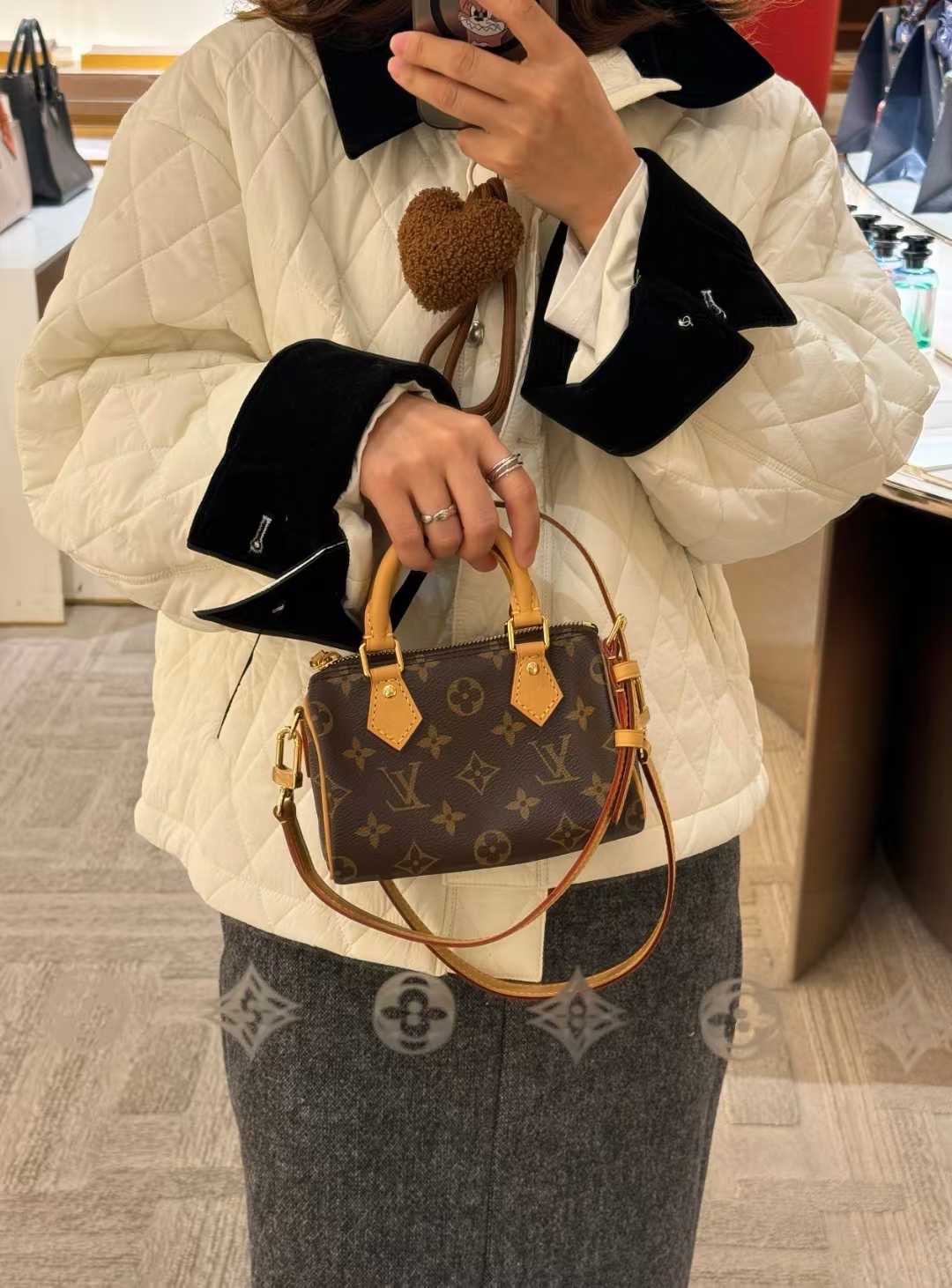LV Nano Speedy bag Monogram Canvas กระเป๋าสะพายสปีดี้ไซส์มินิ ปุ๊กปิ๊กน่ารัก สวยหรูดูดี ดาราเซเลปใช้เพียบ รุ่นที่สวยงามตลอดกาล สาวๆ ควรมีติดไว้ซักใบ งานจริงสวยดูแพงมากค่า