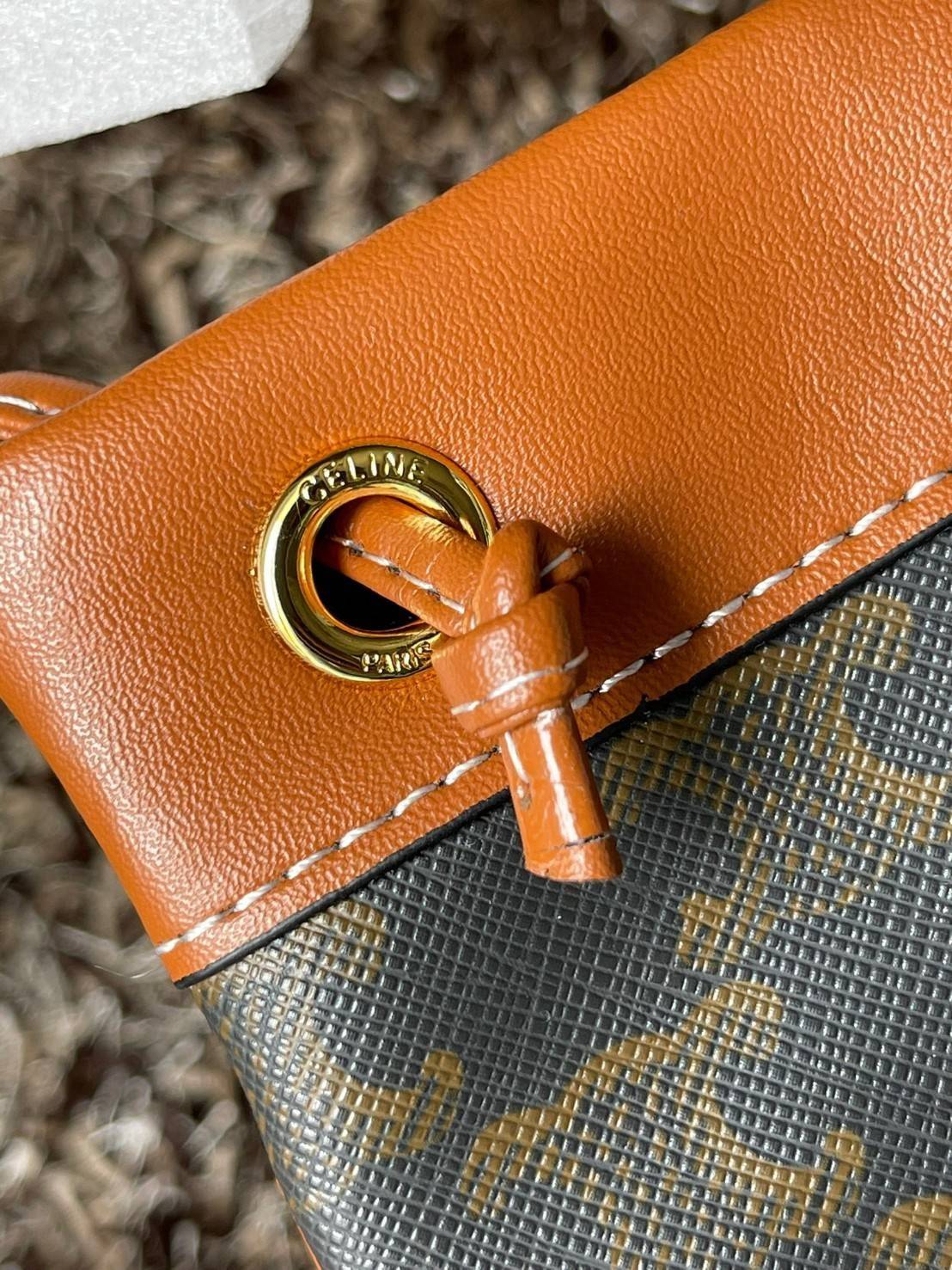 Celine Triomphe Pouch Crossbody Bag / Celine Phone Bag ในวันที่ต้องการความคล่องตัว เราสามารถหยิบกระเป๋าใส่โทรศัพท์ประเภทนี้เพื่อใส่เพียงแค่โทรศัพท์ เงิน และของสำคัญชิ้นเล็ก ๆ ได้เลย โดยไม่ต้องพกกระเป๋าใบใหญ่ ๆ ไปให้เกะกะ แถมยังดูเป็นแฟชั่นที่ทันสมัยอีกด้ว