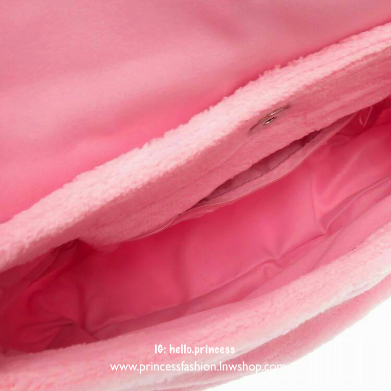 MUST HAVE ITEM 2019 !! รุ่นยอดฮิตของ *วัยรุ่นสายสตรีท ทั่วโลก จากงาน CHANEL VIP GIFTของแท้ 100% เป็นกระเป๋า ใบสวยรุ่นหายาก ขนาดกำลังดี ใช้ได้ทั้งหญิงชายเลยค่ะ ขนเฟอร์นิ่มมากกก เก็บของอย่างดี น้ำหนักเบา ด้านในมีช่องใส่ของจุกจิก MIX ได้หลากหลายแนว กับราคาสบ