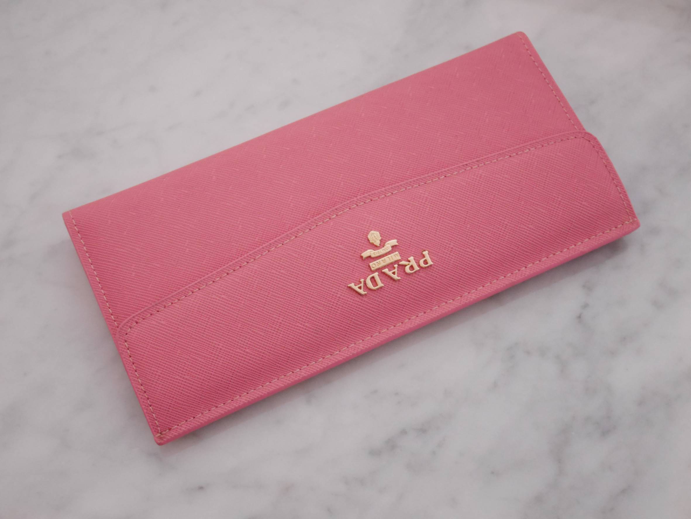 พิเศษ อุปกรณ์ครบset ค้า Best Seller~~ กระเป๋าสตางค์ยาว **ทรงหรู จากงานพรีเมี่ยมกิ้ฟ จากเคาเตอร์ต่างประเทศ จากแบรนด์ PRADA ลายหนัง saffiano ของแท้ 100% มีช่องใส่บัตร ถึง 12 ช่อง และช่องซิปใส่ของจุกจิกได้ น้ำหนักเบา จับถนัดมือ ขนาดกำลังดีคะ ถือแล้วดูดี อะไห