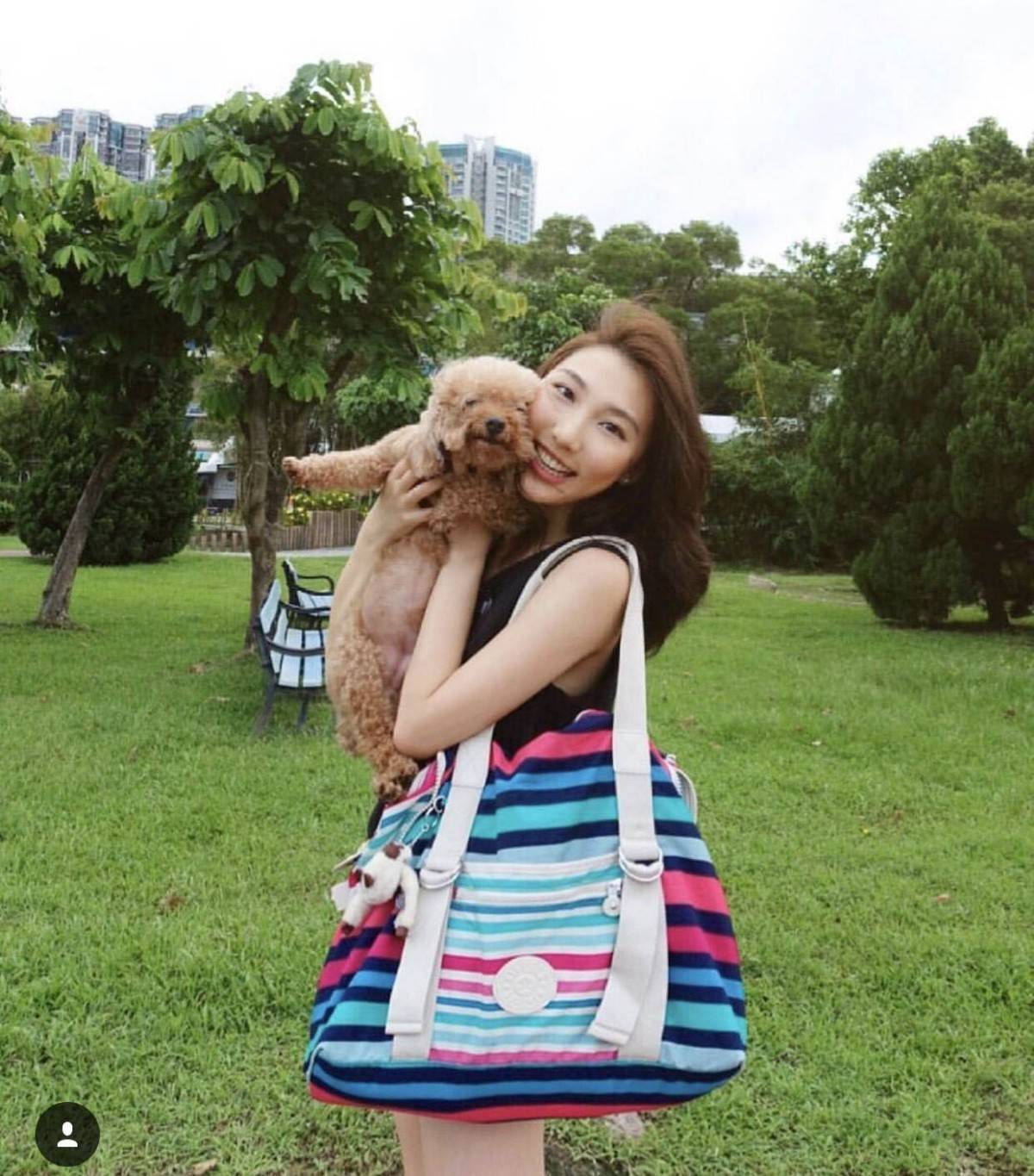 NEW ARRIVAL! KIPLING ART (LARGE) TOTE BAG 2018 กระเป๋าถือหรือสะพายรุ่นใหม่ใบใหญ่จุใจสาวๆที่สัมภาระเยอะ วัสดุ Nylon+Polyester 100% น้ำหนักเบา โดดเด่นที่สามารถรูดซิปมุมกระเป๋าเปลี่ยนทรงได้ไม่จำเจ มีหูหิ้วสะพายไหล่ได้ มือจับหูหิ้วเป็นหนังปั้มโลโก้ พวงกุญเเจล