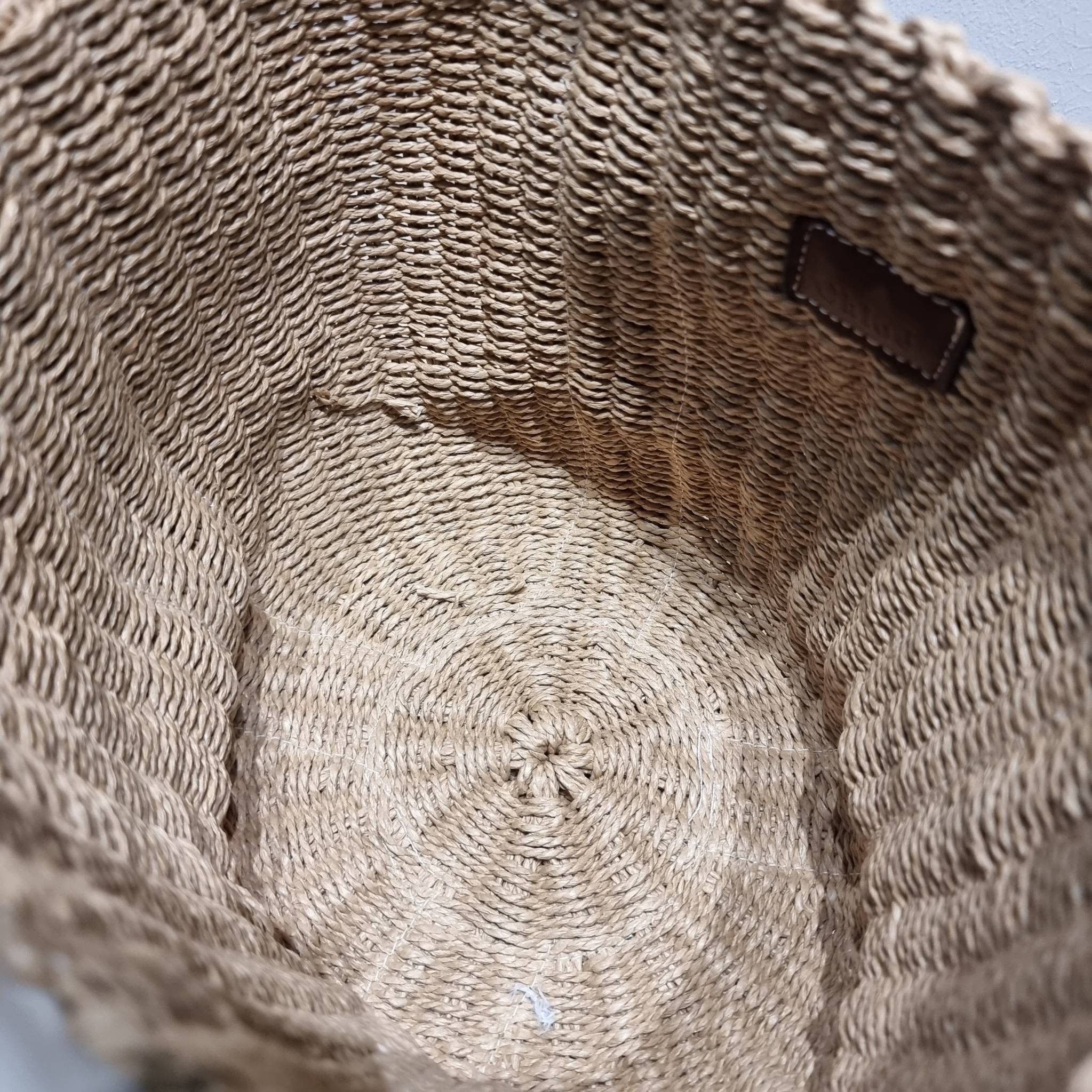 CHLOE LARGE WOODY BASKET กระเป๋าสะพายสานทรงตะกร้า ยอดฮิตติดลมของแบรนด์ ด้วยวัสดุสังเคราห์จากธรรมชาติ สานทอเต็มใบออกมาเป็นลวดลายสวยงาม