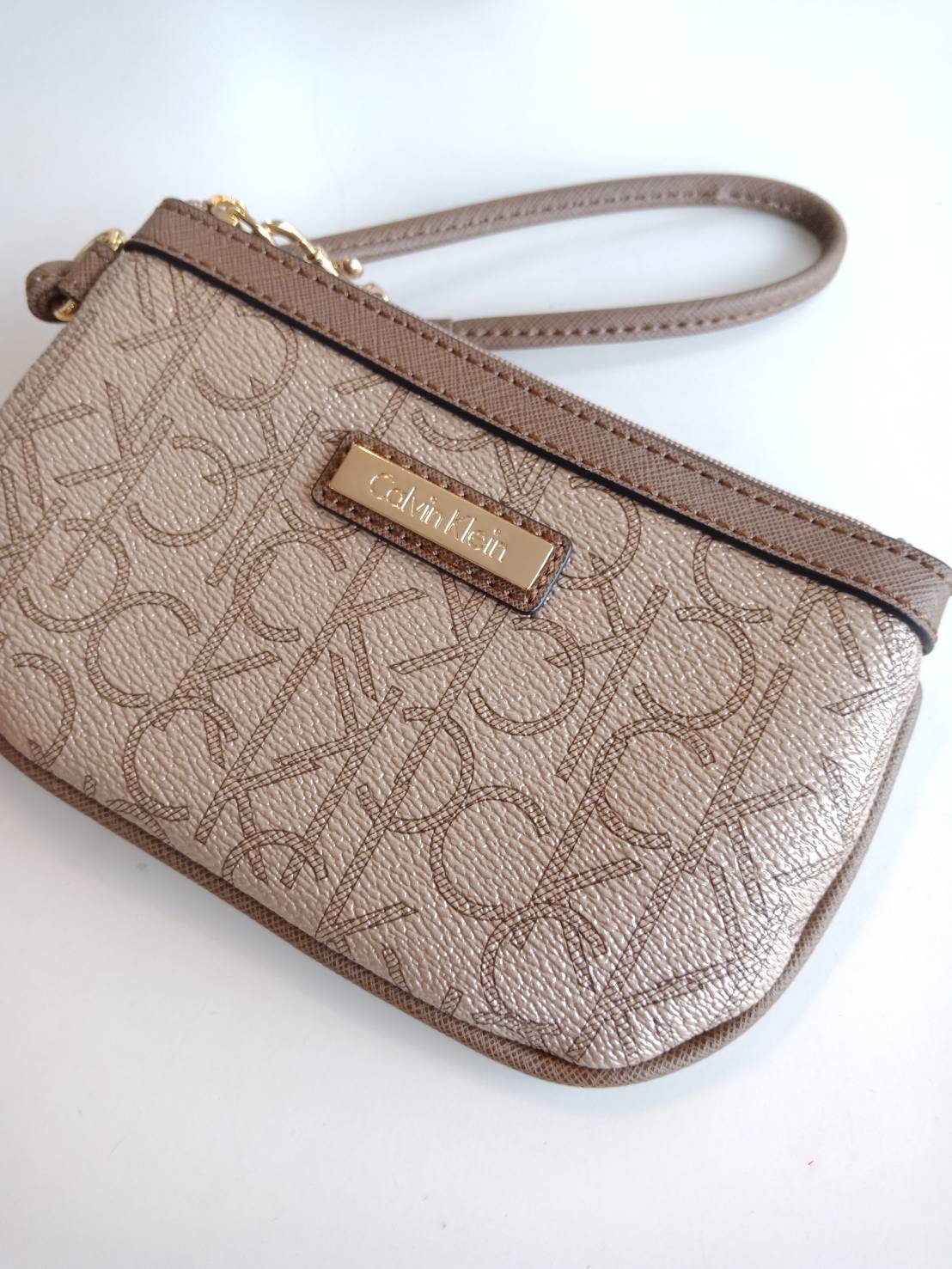 New must have item! กระเป๋าคล้องมือ ทรงน่ารัก จากแบรนด์ calvin klein มีมาให้ช้อปคะ หนัง pvc ทั้งใบอย่างดี มีสายคล้องมือเก๋ ด้านหน้าตกแต่งด้วยโลหะปั้มแบรนด์ เปิดปิดด้วยซิป ด้านในบุด้วยผ้าปั้มแบรนด์ มีช่องใส่บัตรแยก จะใส่ธนบัตรหรือบัตร ก็พกติดตัวในวันสบายๆ