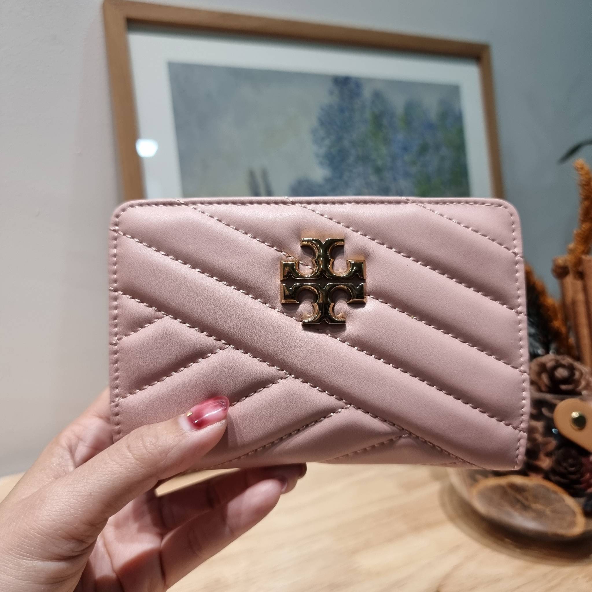 TORY BURCH KIRA CHEVRON MEDIUM SLIM WALLET กระเป๋าสตางค์ใบกลางรุ่นบาง ไม่กินพื้นที่กระเป๋า ดีไซน์เรียบหรู