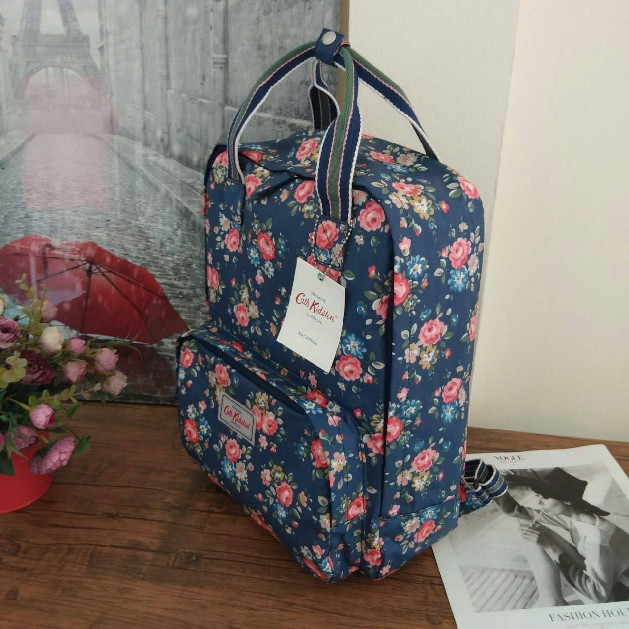 Cath Kidston Backpack Bag กระเป๋าเป้ สไตล์วินเทจ ด้านหน้ามี 1 ช่องซิป เปิดปิดด้วยซิป มีช่องหลักโล่งกว้าง และช่องเล็ก ใบนี้จุของได้เนอะ คุ้มค่าเกินราคาค่ะ
