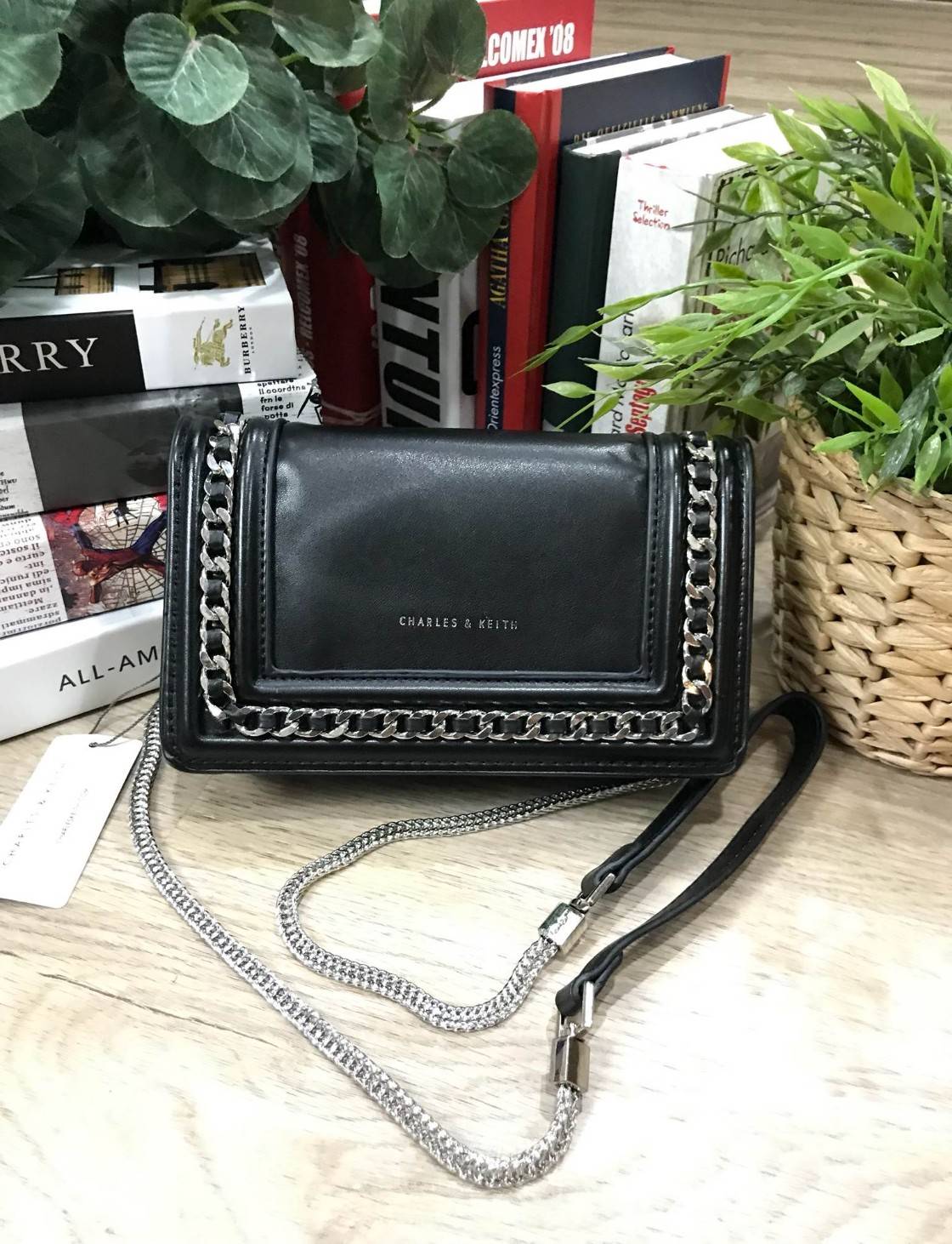 NEW ARRIVAL! CHARLES & KEITH CHAIN DETAIL CROSSBODY BAG กระเป๋าสะพายทรงสี่เหลี่ยมรุ่นชนช็อปขนาดกำลังดีวัสดุหนังนิ่มเรียบประดับด้วยโซ่ด้านหน้าดูมีดีเทล เปิดปิดด้วยกระดุมแม่เหล็ก ภายในมีช่องใส่บัตรและช่องซิป มาพร้อมสายโซ่ต่อหนังถอดถือเป็นคลัชได้ ภาพถ่ายสินค