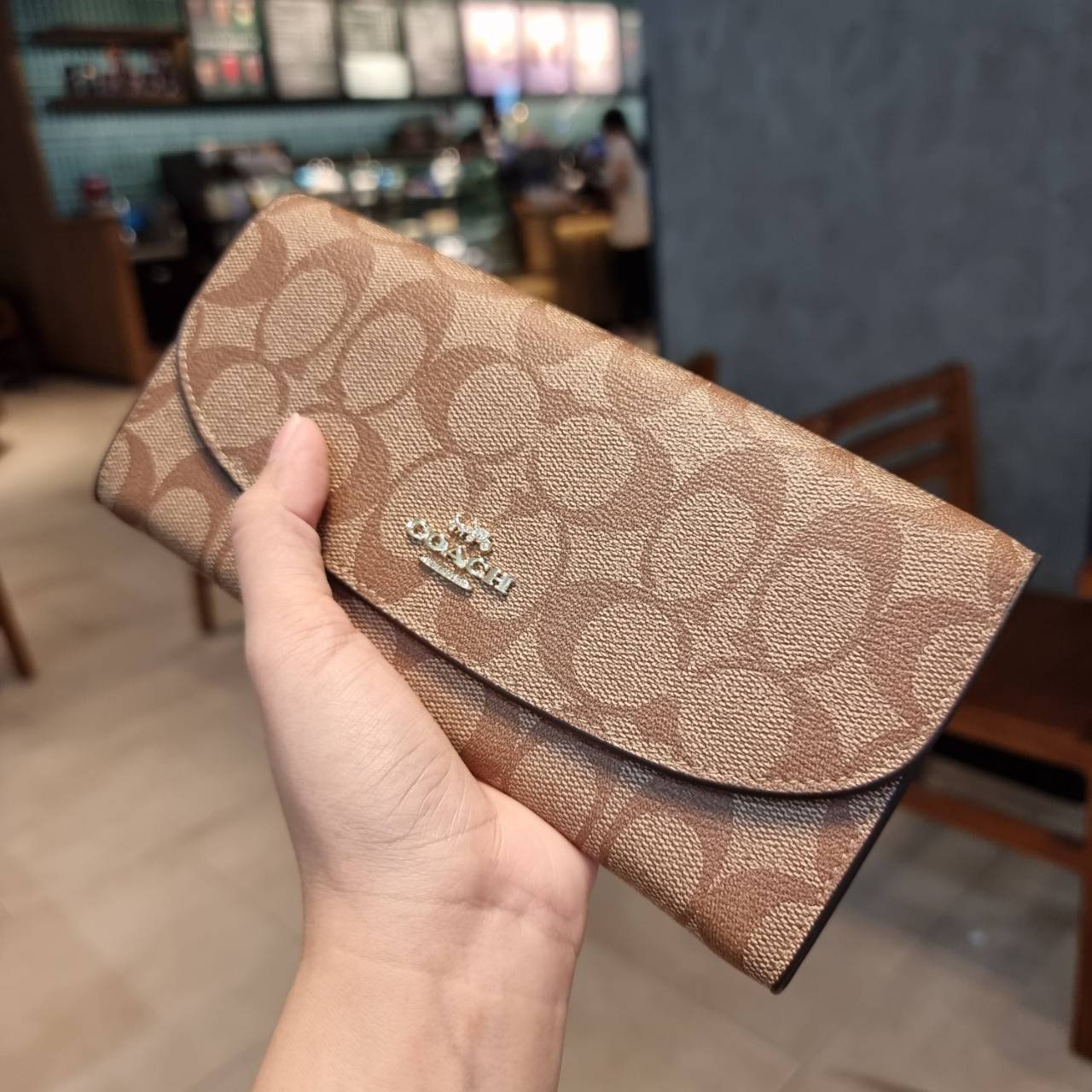 COACH F52601 POP SLIM ENVELOPE WALLET IN SIGNATURE รุ่นขายดี ขายหมด!! รุ่นหายาก!! เติมสต็อคจ้า!! กระเป๋าสตางค์รุ่นฝาพับ ดีไซน์เรียบหรู คลาสสิค ใช้งานง่ายและสะดวกมากๆ ด้วยซองซิปที่เสียบด้านหลัง ถอดแยกออกมาใช้ได้ หรือเอาออก พกกระเป๋าเดี่ยวๆก็ได้ ถือใบนี้ดูไ