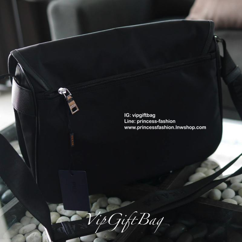 New Arrival จากแบรนด์Prada ทรง Messenger ทรงยอดฮิตของคุณผู้ชายเลยค่ะ วัสดุทำจากผ้าNylon อย่างหนา กันน้ำได้คะ มีโลโก้แบรนด์อยู่ข้างหน้า ตัวกระเป๋าอยู่ทรง อะไหล่เงินทั้งใบ ด้านในบุผ้าลายแบรนด์อย่างดี เปิดปิดด้วยกระดุมแม่เหล็ก และด้านในเปิดปิดด้วยซิป ด้านหลั