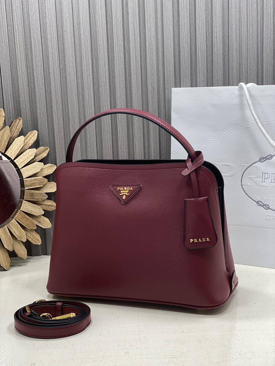 ORI หนังแท้ | Prada Matinee Medium Saffiano Leather Bag 28cm กระเป๋าสะพายทรงโฮโบสวยหรู ดีไซน์เรียบหรูตามแบบฉบับแบรนด์ ยังคงความเรียบแต่มากไว้อย่างหรูหราลงตัว ใช้งานได้หลากหลายโอกาส