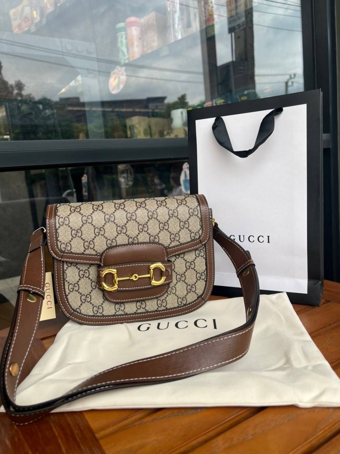 Gucci Horsebit Shoulder Bag กระเป๋าสะพายไหล่ วัสดุผ้าใบ GG Superme ตัดแต่งหนังแท้ สายสะพายไหล่ปรับระดับได้ ด้านในมี 1 ช่องซิป อะไหล่ทองหรูหรา ดาราเซเลปใช้เพียบ ไม่มีเอ๊า เรียบหรูดูแพงสุดๆค่า