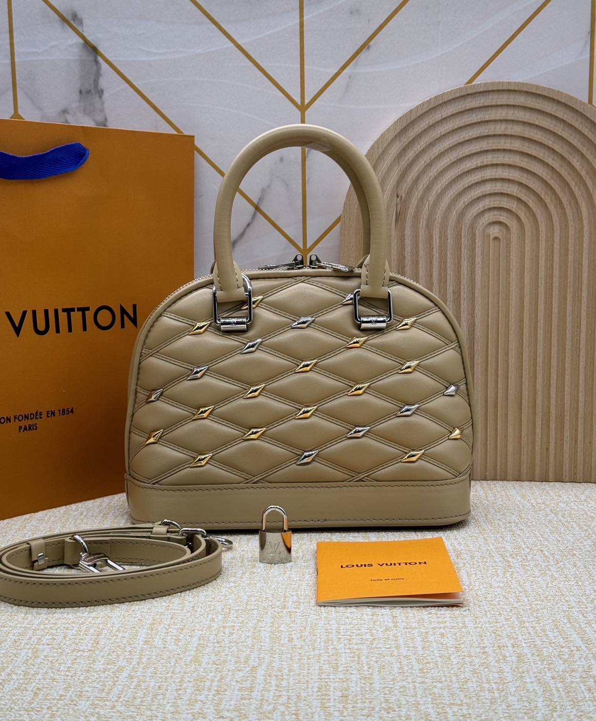 LV Alma BB handbag with a diamond Luxury Malletage Leather Bag กระเป๋าถือสะพาย เกรดออริ 1:1 ใช้งานต่างประเทศได้