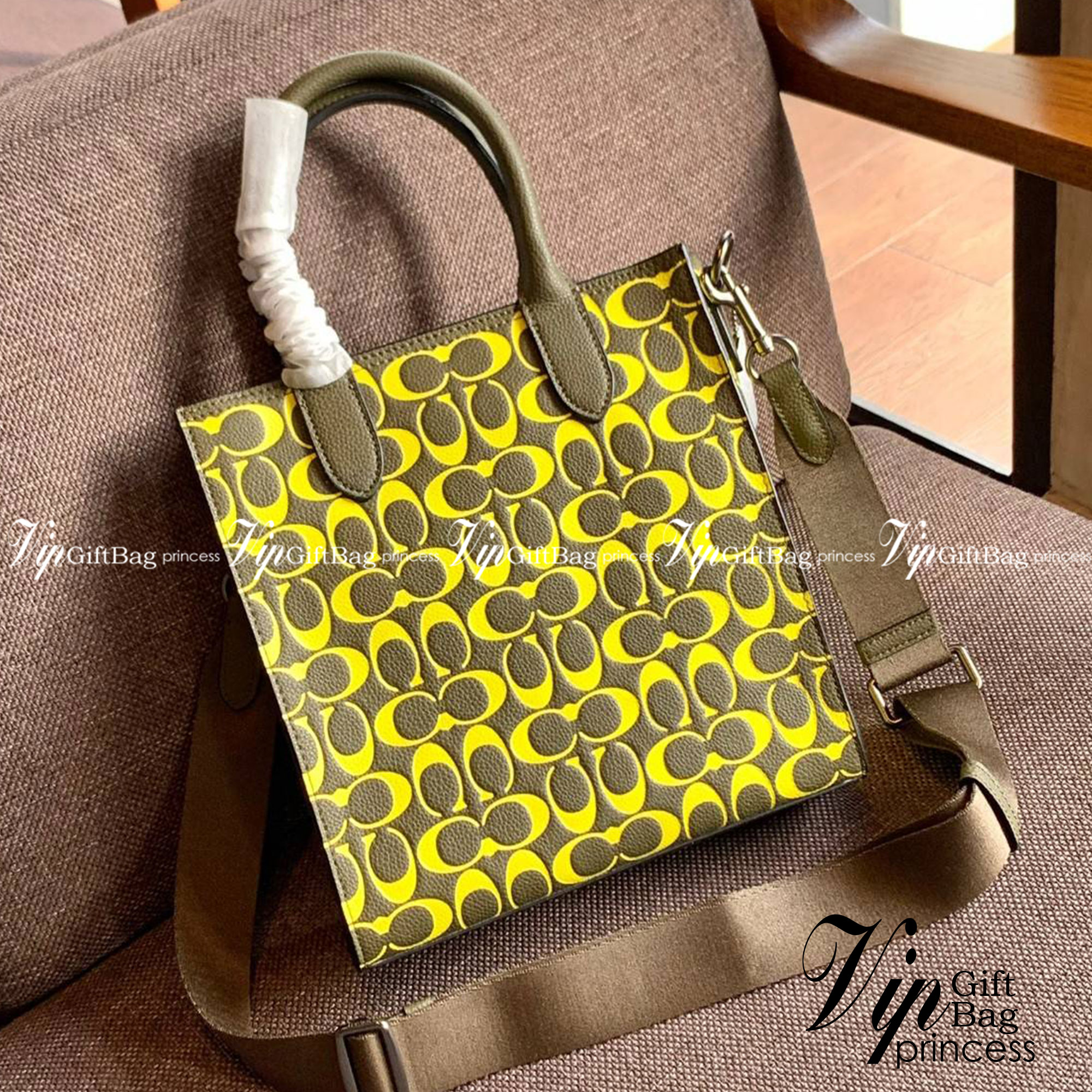 COACH COLORFUL GOTHAM TOTE SIGNATURE ((CA814)) รุ่นนี้ใช้ได้ทั้งผู้ชายและผู้หญิง ขนาดกลางๆกำลังสวยเลยค่ะ ใหม่ล่าสุด ก่อนใคร! กับกระเป๋าที่รังสรรค์สีออกมาได้สดใส เรียกได้ว่าจัดเต็มในเรื่องสีมีเดียวค่ะ หนังแท้ ลายหนังสวย บวกกับโลโก้แบรนด์ทั้งใบที่ลงลายสีได้