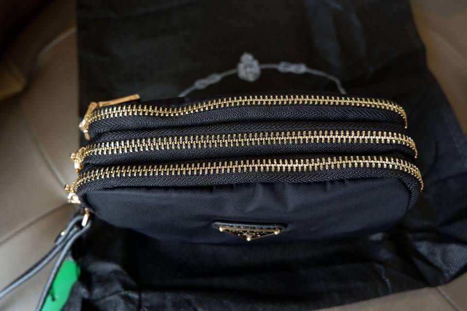 Prada 3 zipper mini crossbody bag งาน premium gift จาก counter ต่างประเทศค่ะ วัสดุ ผ้า nylon ตามแบบฉบับของแบรนด์เลย มาพร้อมกับสาย 2 เส้น มีสายหนังคล้องข้อมมือ และสายยาวสำหรับสะพายไหล่ หรือ crossbody ค่ะ ขนาดกำลังน่ารัก อะไหล่ทองดูหรู ภายใน มีช่องซิปแบ่ง 3