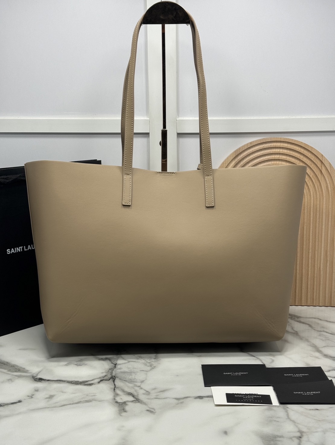 YSL Shopping Large Tote Bag กระเป๋าทรงโท้ทใบใหญ่หนังแท้ ภายในโล่งกว้าง จุของได้เยอะ เรียบหรูทรงสวย ดีไซน์ออกมาให้ใช้งานได้ทุกลุค ทุกโอกาส สวยคมชัดทุกสี