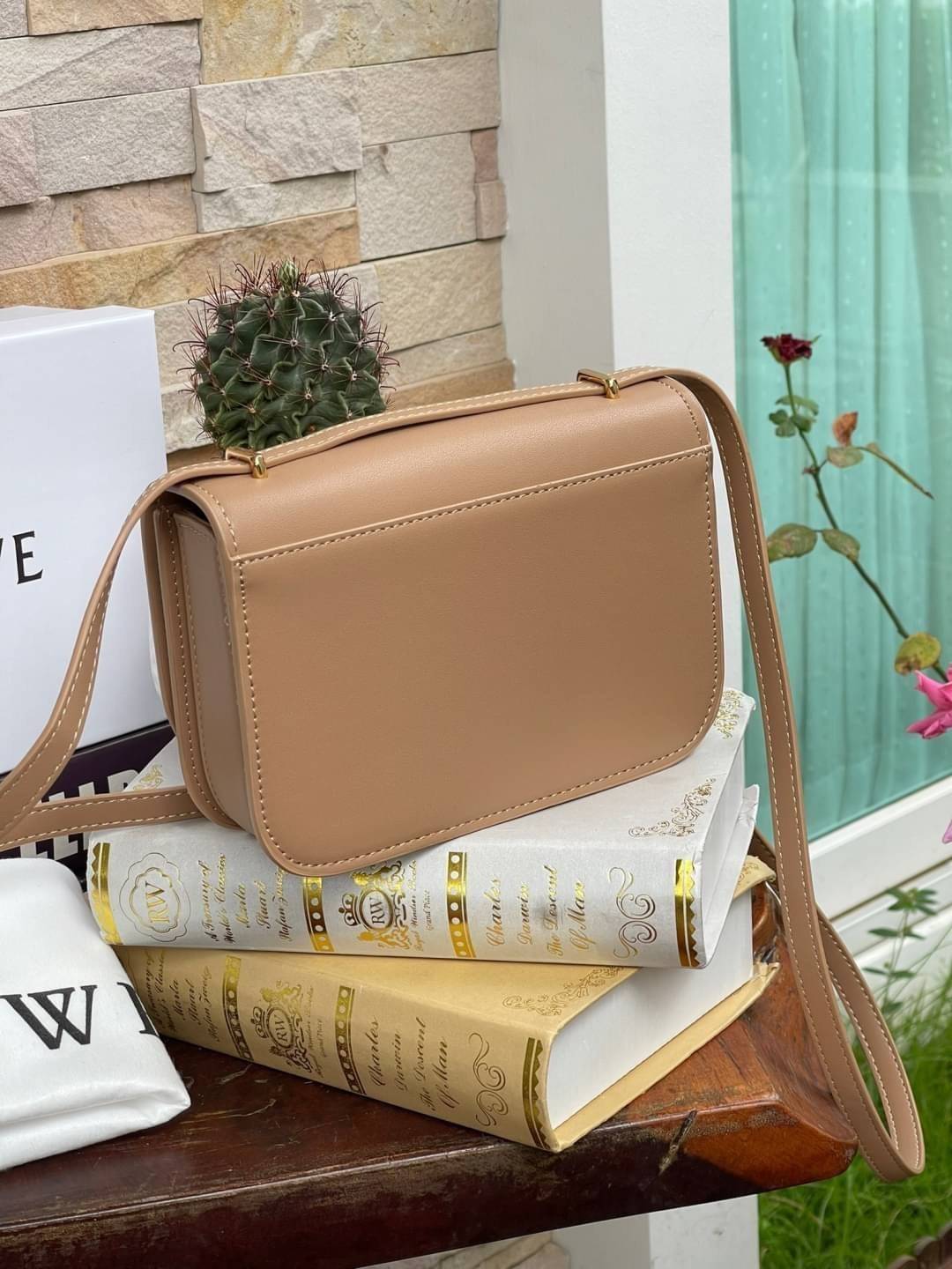 small : LOEWE Goya anagram small leather shoulder bag มาทำความรู้จักทุกดีเทลของ กระเป๋า GOYA ไอเท็มใบใหม่ล่าสุดจาก Loewe ด้วยรูปทรงกล่องอันคลาสสิกที่มาพร้อมรายละเอียดอันน่าค้นหา ด้วยรูปทรงบ็อกสุดคลาสสิก พร้อมโครงสร้างที่กะทัดรัดเปี่ยมไปด้วยสเน่ห์น่าค้นหา 