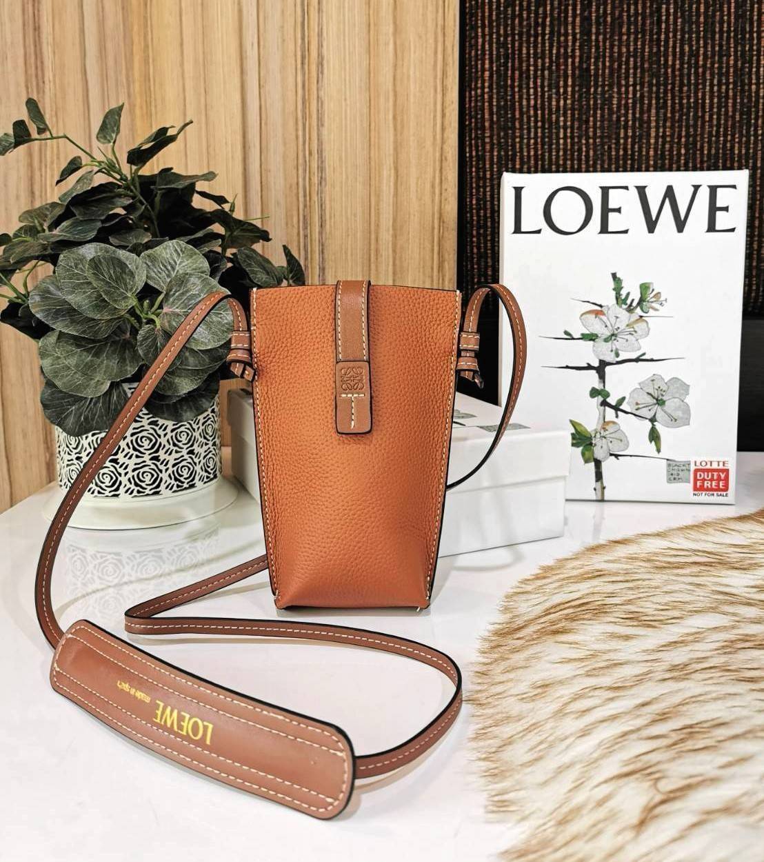 LOEWE MINI CROSSBODY BAG GIFT WITH PURCHASE (GWP) กระเป๋าสะพาย Limited จาก LOEWE วัสดุ Calfskin หนังแท้หนังสวยอยู่ทรงขนาดมินิดีไซน์มินิมอล ภายในโล่งใส่มือถือ บัตร ของจุกจิกได้ ด้านหลังมีช่องใส่ของ พร้อมสายหนังแท้คล้องคอได้ สะพายไหล่ Crossbody ได้ สายเลื่อ