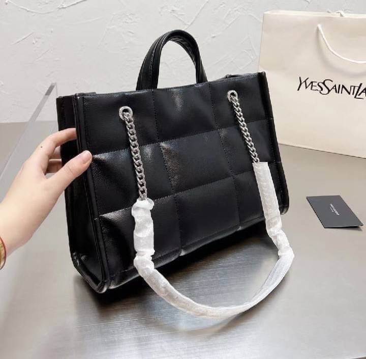 SAINT LAURENT shoulder bag Silver Tone / YSL Shopping Bag / YSL TOTE BAG กระเป๋าถือทรงช็อปปิ้ง พร้อมส่ง โดดเด่นด้วยโลโก้แบรนด์อะไหล่เงินสวยหรู ภายในกระเป๋ากว้างใส่สัมภาระได้เยอะ มีช่องซิปแยกย่อยให้ใส่ของจุกจิกหนึ่งช่องนะคะ