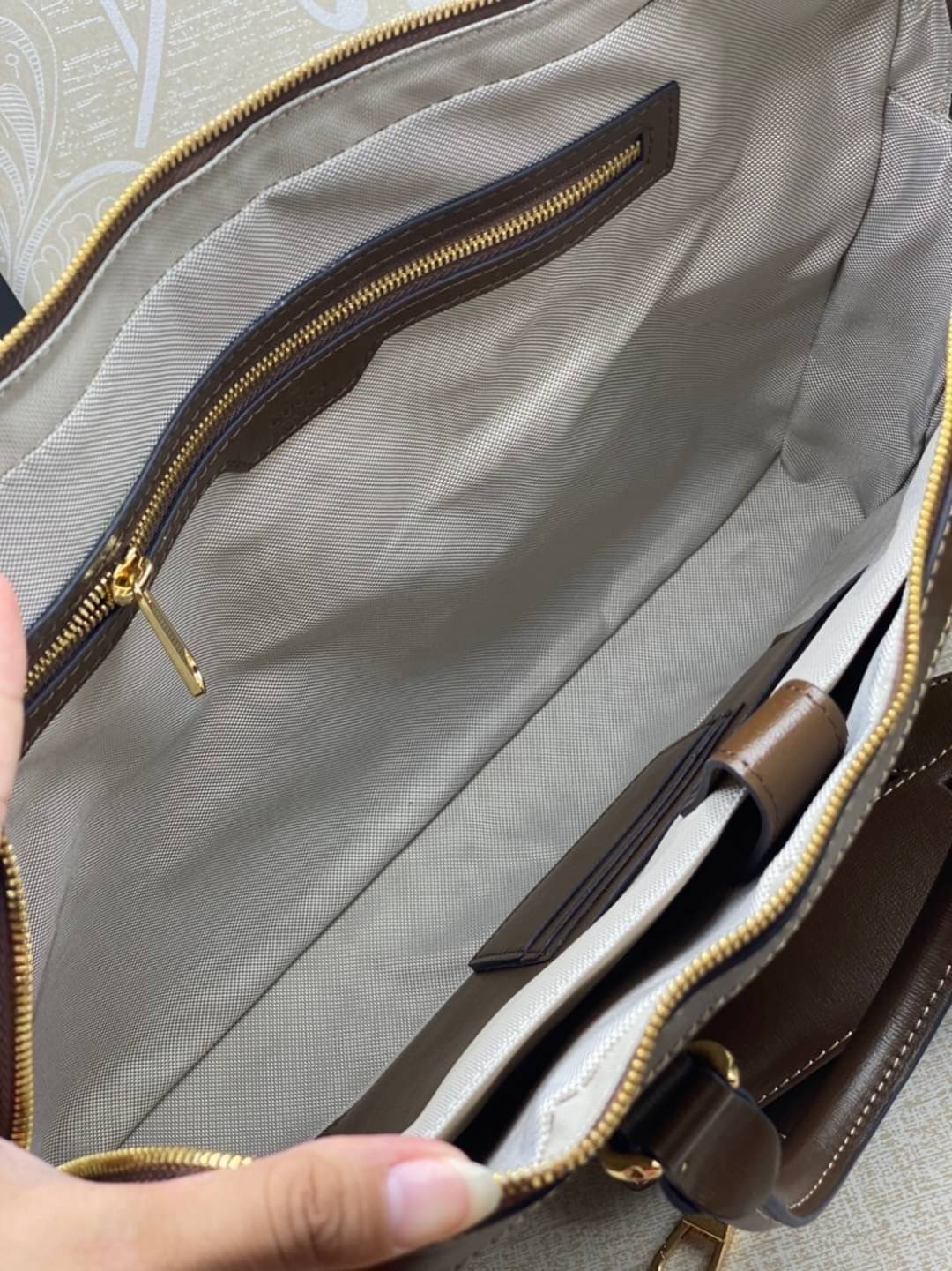 Gucci Supreme Briefcase 40cm GG Supreme work bag / GG laptop bag กระเป๋าสะพายใบใหญ่ ใส่โน้ตบุค/เอกสารได้ พร้อมส่งที่ไทย ภาพสินค้าถ่ายจากงานจริง GG Supreme work bag with Web shoulder strap