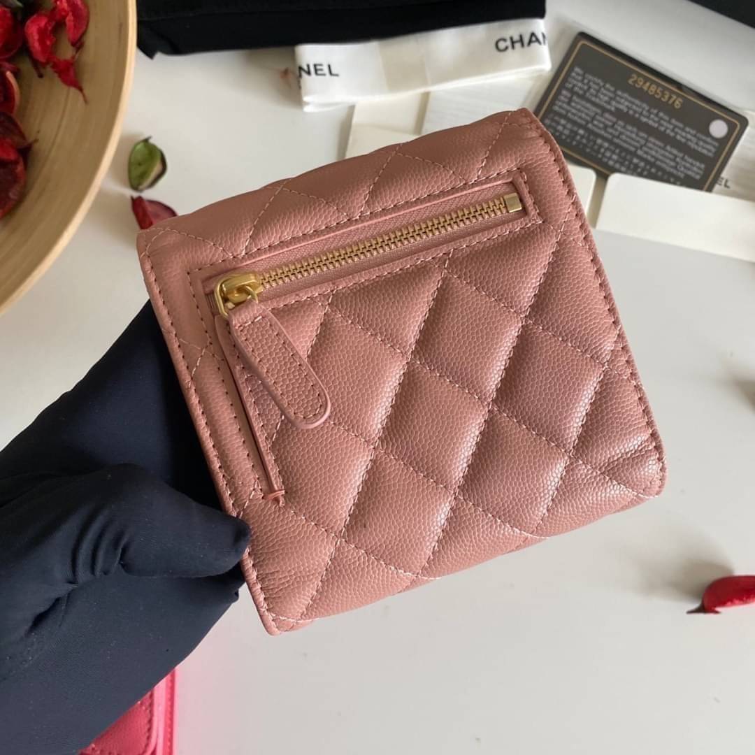 หนังแท้ Chanel Classic small wallet caviar 3 พับ พร้อมส่งที่ไทย รุ่นยอดนิยมไอเท็มฮิตวัสดุหนังแท้คาเวียร์สวยคลาสสิคเปิดปิดด้วยฝาปิดกระดุมด้านหน้ามีโลโก้แบรนด์อะไหล่ทองสวยหรูดูดี ตัวจริงสวยน่าใช้ Chanel mini นาทีนี้กำลัง in สุดๆ ภาพสินค้าถ่ายจากงานขายจริง ใ
