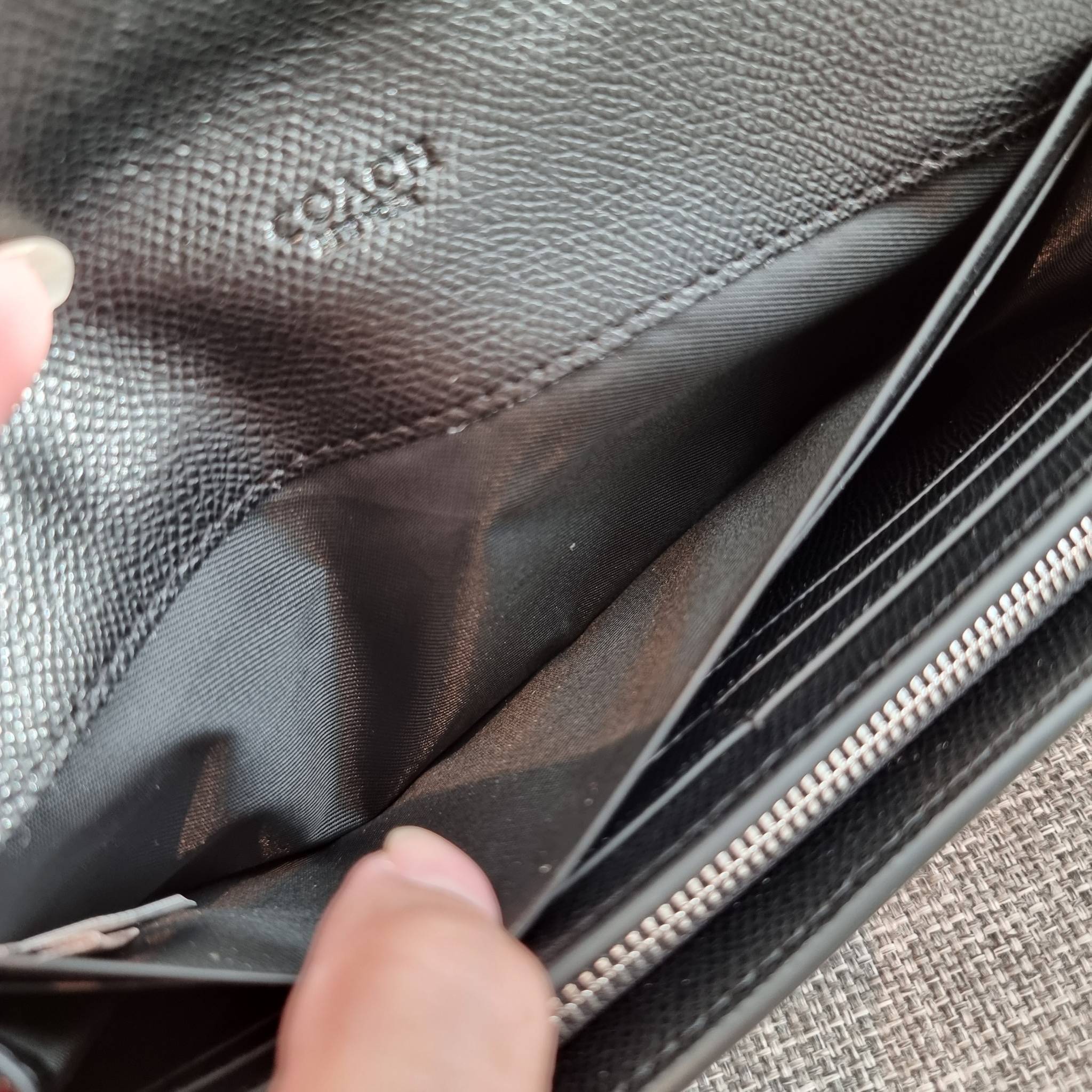 OUTLET 】COACH F31562 SLIM ENVELOPE WALLET IN SIGNATURE CANVAS WITH CHERRY PRINT คอลเลคชั่นใหม่ล่าสุด ต้อนรับนิวเยียร์ไปเลย!! 🍒🎊 กระเป๋าสตางค์รุ่นขายดี ทรงจดหมายรุ่นฝาพับ ดีไซน์ลายเชอร์รี่ น่ารักสดใส วัสดุหนังแคนวาสเคลือบลาย ภายในใส่มือถือไ