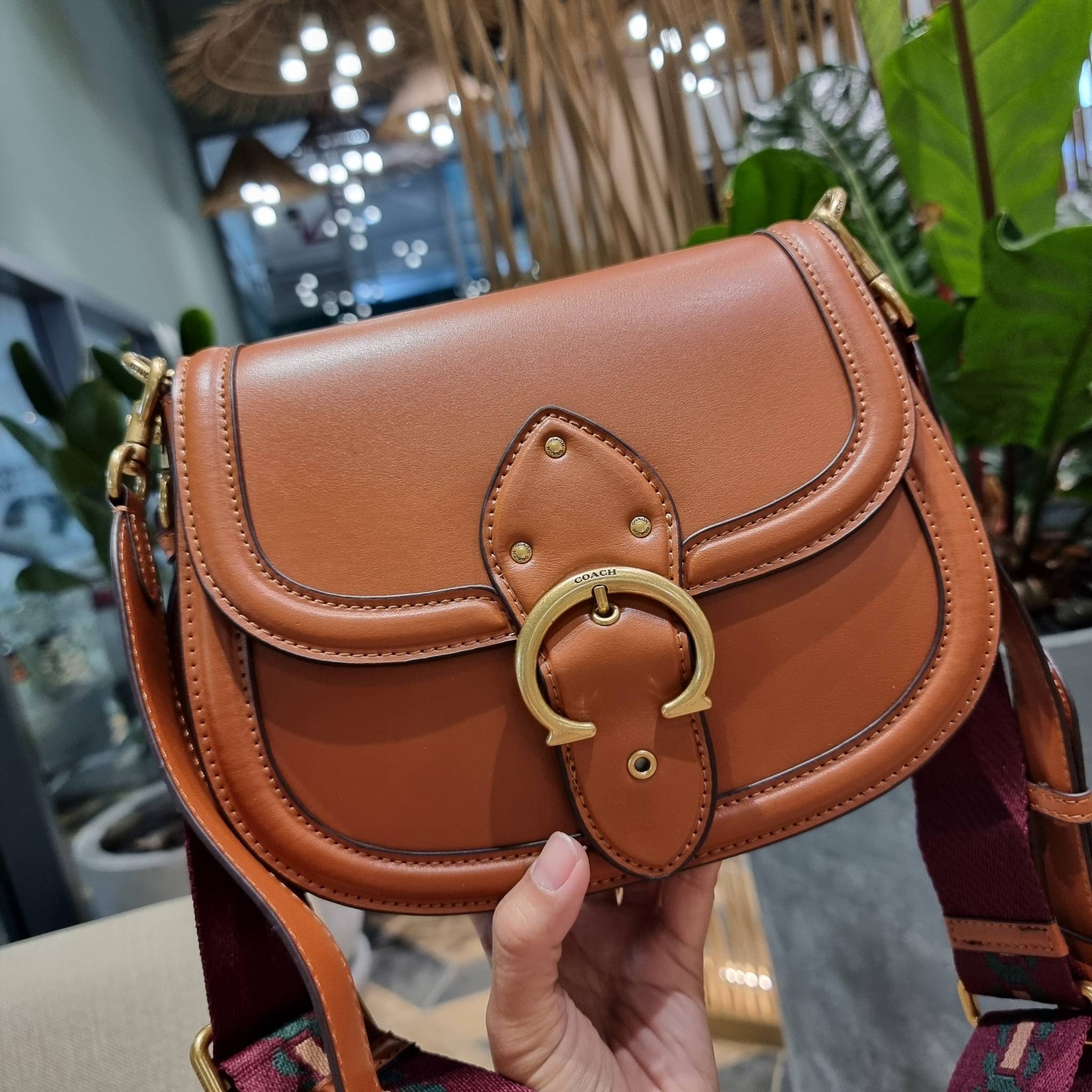 COACH C0749 BEAT SADDLE BAG The best item! ที่สาวๆรอคอย! ฮอตไฟลุก! สีหายาก ละมุนคุณหนู คอลเลคชั่นใหม่ ดีไซน์หรูหรา พิเศษมากๆมาพร้อมสายสะพาย 2 เส้น ใช้คู่กันหรือแยกสะพายก็สวยครบสูตร กระเป๋าสะพายทรง saddle คลาสสิค วัสดุหนัง glove-tanned ทนทาน เปิด-ปิดด้วยกร