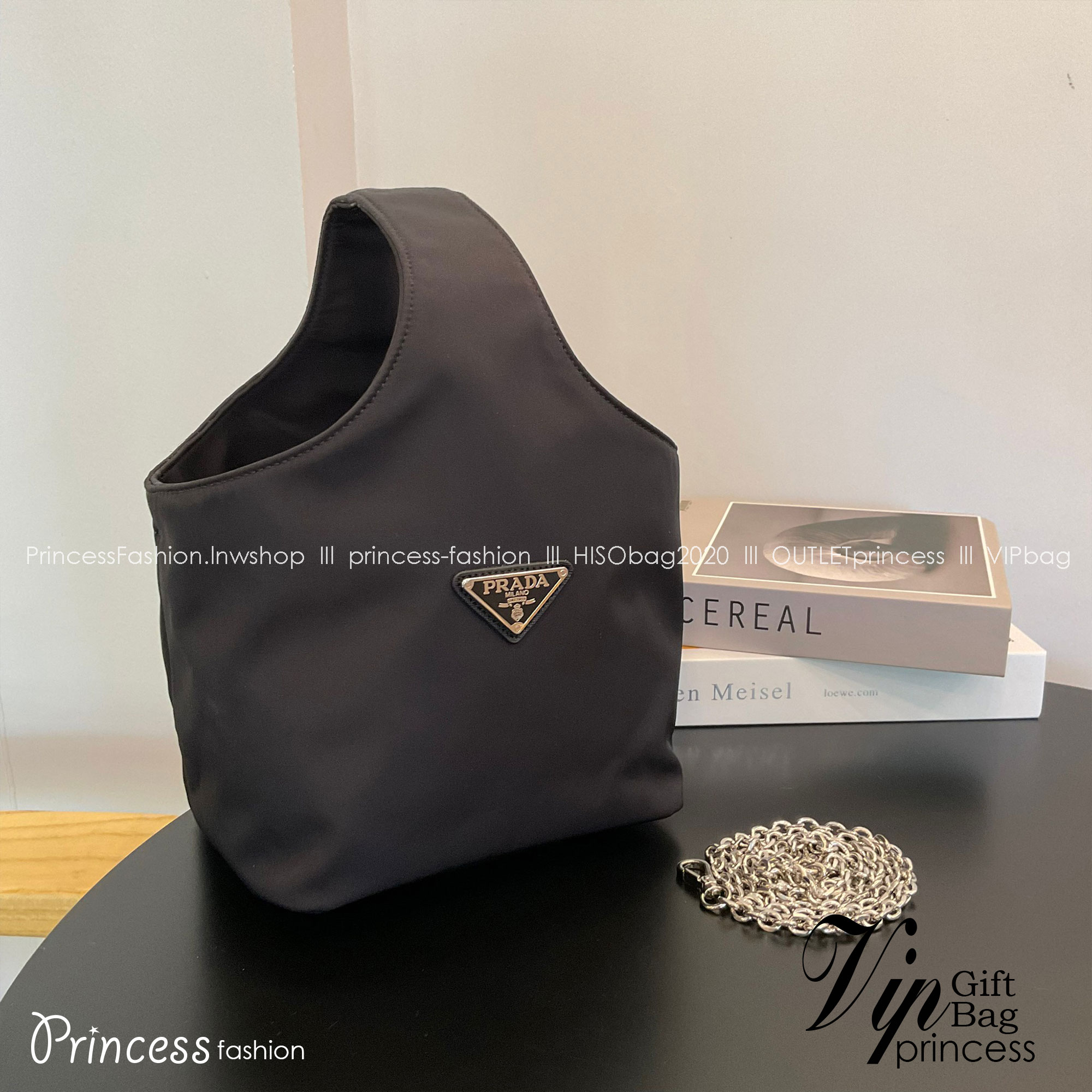 PRADA Tote Bucket Bag 2022 รุ่นใหม่พร้อมส่ง กระเป๋าทรง Handbag & Crossbody แบรนด์ Prada อีกรุ่นที่ขนาดกำลังน่ารัก ตัวกระเป๋าตั้งอยู่ทรงสวย กันน้ำ ด้านหน้าประดับโลโก้ อะไหล่เงิน สวยหรูเว่อร์วัง