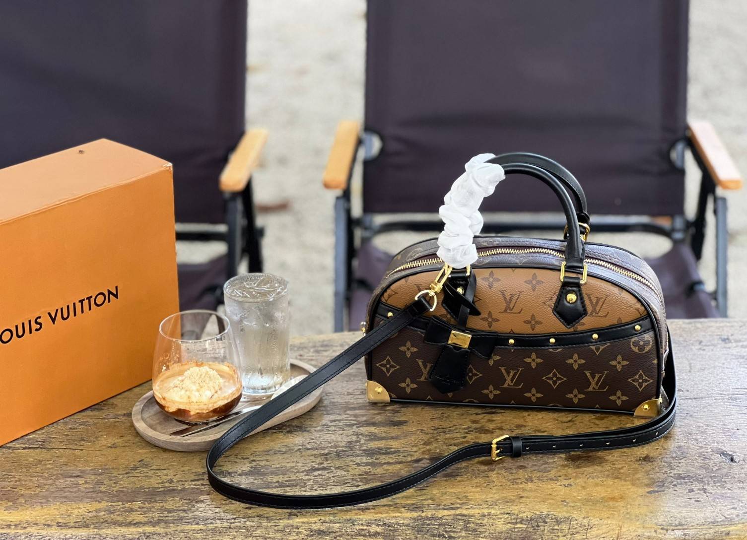 ORI หนังแท้ | LV x TM Handbag East West Murakami ซีซั่นนี้จะเป็นรุ่นไหนไปไม่ได้นอกจากรุ่นใหม่ล่าสุด พิมพ์ลายโมโนแกรมทั้งใบทรงล้ำสมัย หนังแท้นิ่มอย่างดี ประดับด้วยหมุดโลหะสีทองสุดหรูค่ะ