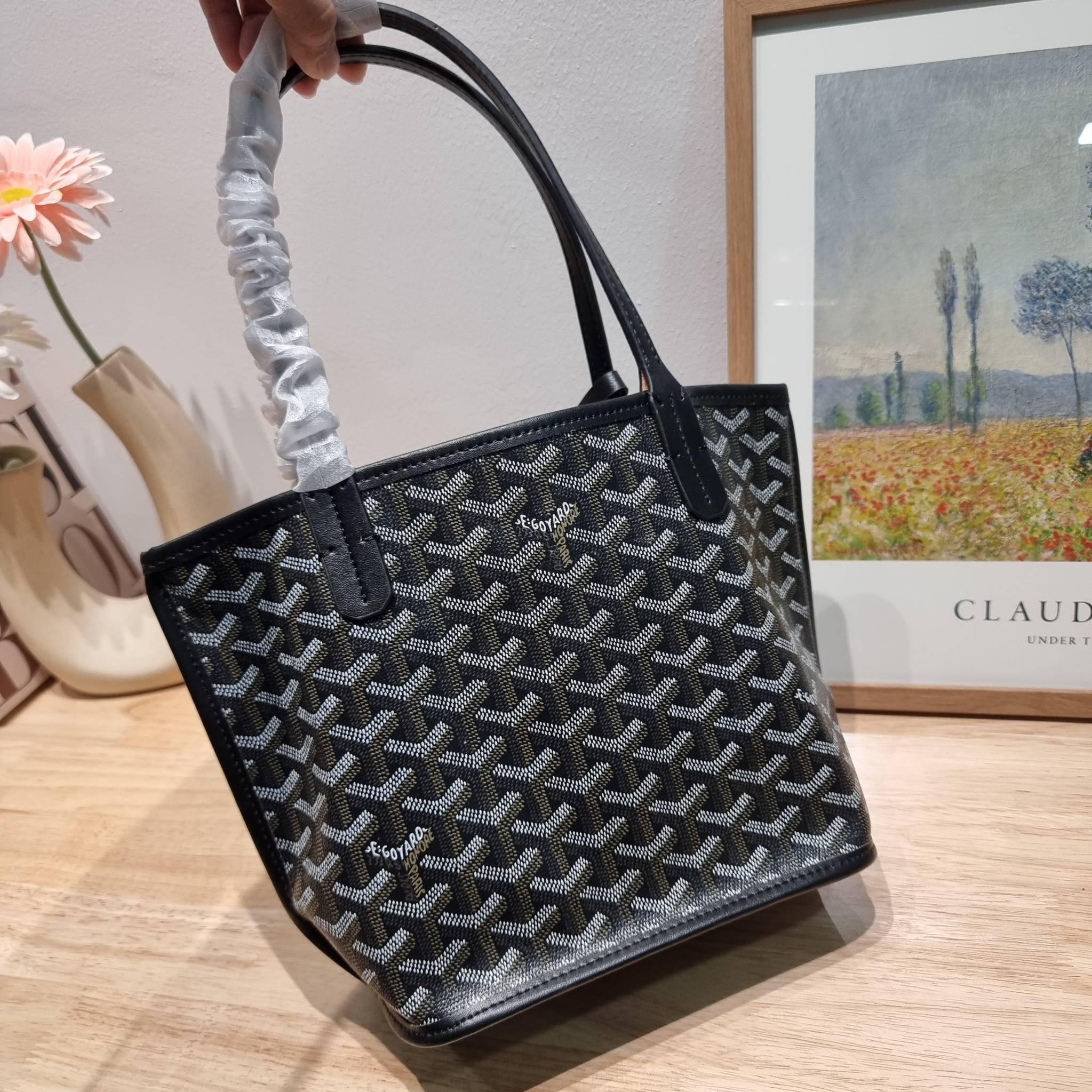 GOYARD MINI ANJOU REVERSIBLE TOTE ฮอตไอเท็ม กับกระเป๋าสะพายทรงโท้ท ไซส์มินิ กะทัดรัดมาก มาครบสีขายดี เลิศทุกสี รูปทรงคลาสสิค ดีไซน์เป็นเอกลักษณ์ ใช้งานได้หลากหลาย สามารถกลับด้านใช้ได้แบบไม่มีเบื่อ