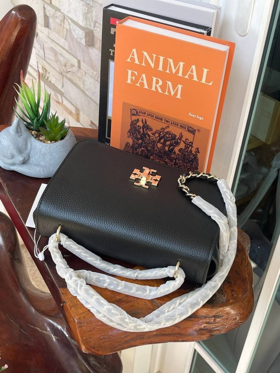 Tory burch description mercer adjustbale shoulder bag เป็น Collection รุ่นท็อปที่สาว ๆ หลายคนถูกใจ ด้วยทรงกระเป๋าคลาสสิกสุดเก๋ ใช้งานแบบไหนก็ดูดี ในลุคช์สาวหวานแบบสะพายสายคู่ หรือ ต้องการความคล่องตัวด้วยการสะพายแบบครอสบอดี้ มีดีไซน์ที่ Practical ต่อการใช้