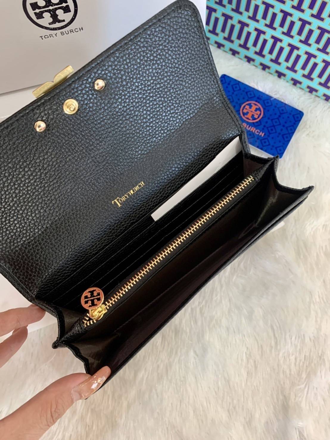 TORY BURCH Croc Long Wallet กระเป๋าสตางค์ใบยาว วัสดุหนังแกะสังเคราะห์ อะไหล่อทองโดดเด่นที่ด้านหน้า หนังเงาขึ้นรูปสวย เปิด-ปิดด้วยกระดุม ด้านในกระเป๋าแบ่งออกเป็นPatation มีช่องชิปยาวตรงกลาง มีช่องสำหรับ 6 ใบ งานสวยพร้อมส่งให้รับทรัพย์กันแล้ววันนี้