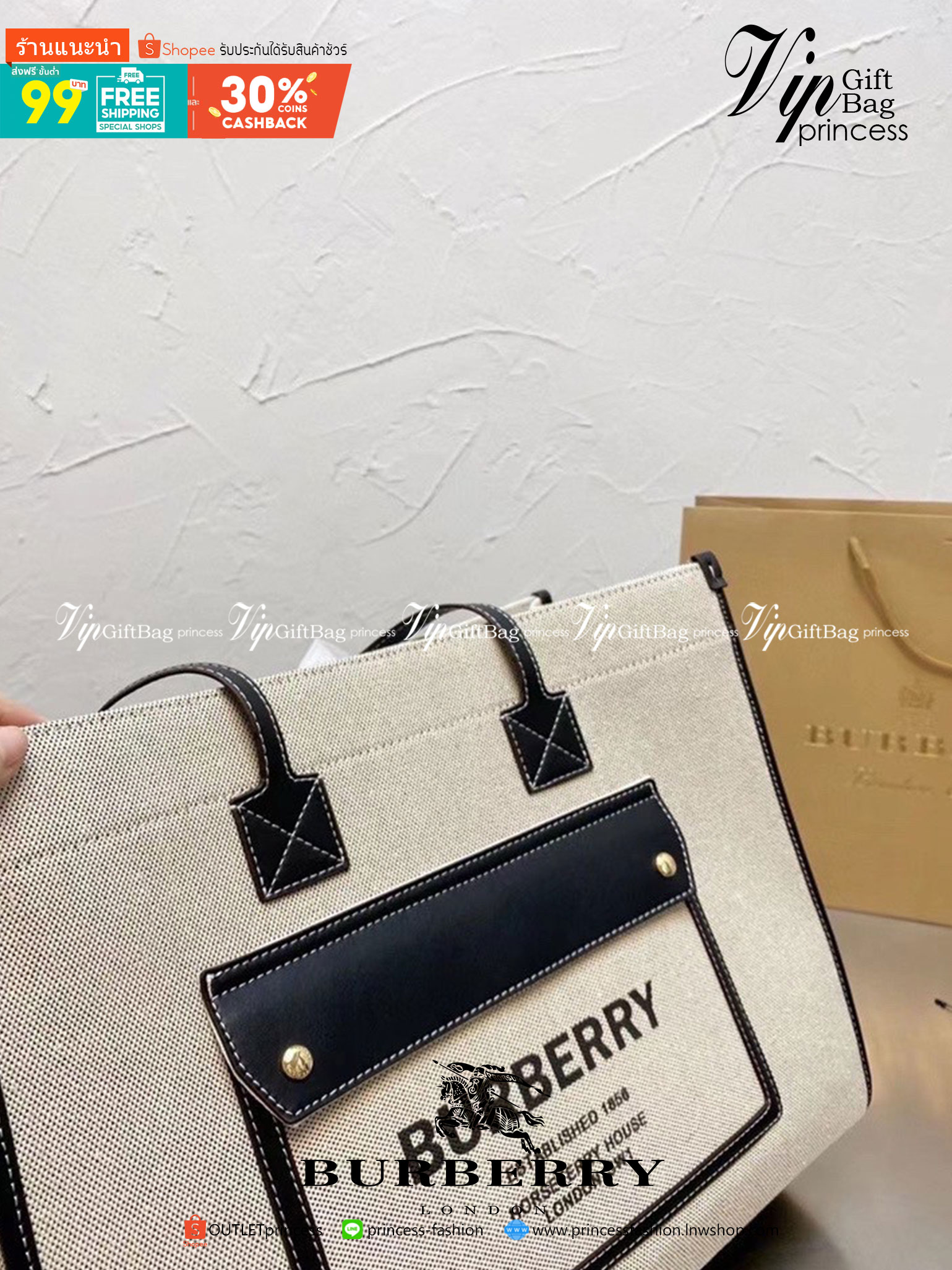 BURBERRY FRAGRANCES VINTAGE SHOLDER BAG กระเป๋าสะพายทรงชอปปิ้ง ผ้าแคนวาสตัดขอบหนัง หน้าพิมพ์โลโก้ ใบใหญ่ทรงสวย การตัดเย็บเดินด้ายสวยงามเลอร์ค่ามากค่าา ดีไซน์สวยอยู่ทรง ภายในโล่งกว้าง สามารถใส่กระเป๋าสตางค์ยาว มือถือ ของใช้ได้เยอะ งานตัวจริงสวยน่าใช้มากค่ะ