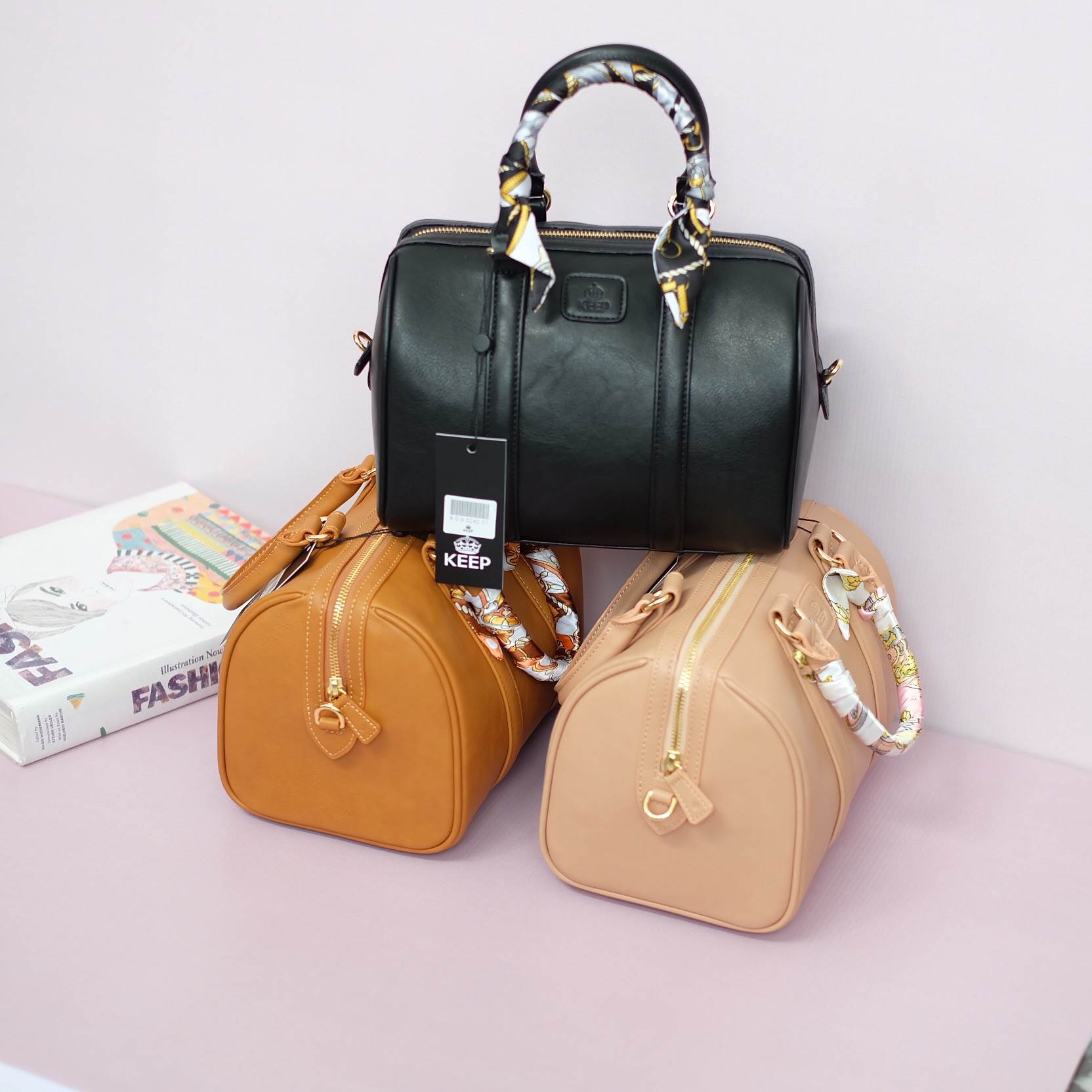 พร้อมส่ง สามสีเลยนะค่า ชอบสีไหน จัดเลยค่า หนังสวยมากรุ่นนี้ การันตี ยอดขายมากกว่า 3000 ใบแล้วค่า 😘🙏🏻 👜ดีเทลกระเป๋า 🌵สินค้าขายดี ขนาด มินิ หนังแกะสังเคราะห์ สวยมากคะ >> รุ่น KEEP sheep leather Pillow bag สวย น่