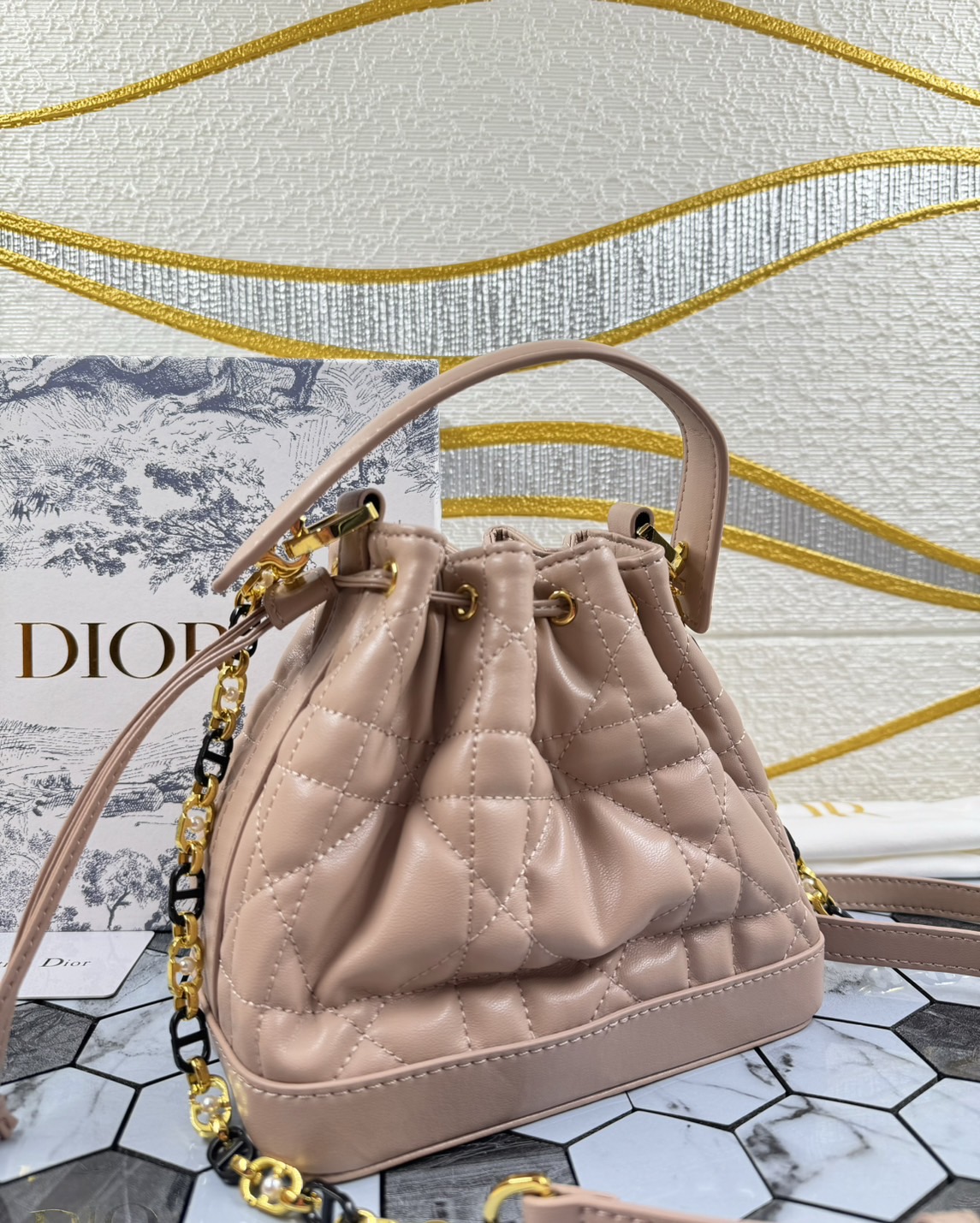 DIOR Small Dior Jolie Bucket Bag กระเป๋าทรงถังรูปทรงทันสมัย สง่างามเหนือกาลเวลา เกรดท็อปออริ สลับแท้ 1:1