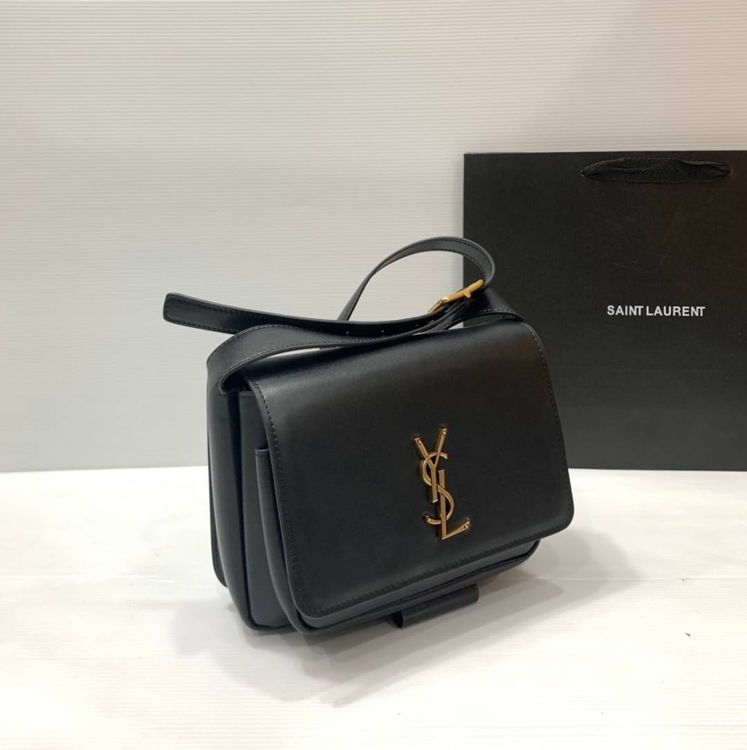 YSL Niki BESACE Brick Leather Bag กระเป๋าสะพายไหล่หูจับในตัว หรูหราขั้นสุด เสิร์ฟมาให้สวยทันใช้ปีใหม่แน่นอนค่า ใบจริงดูแพงเกินคุ้ม ดีไซน์เรียบแต่โดดเด่นด้วยความเป็นเอกลักษณ์ ภายในโล่งกว้าง สะพายได้สวยๆปังๆก่อนใคร ของใหม่แบบนี้รีบตำเลยน้า