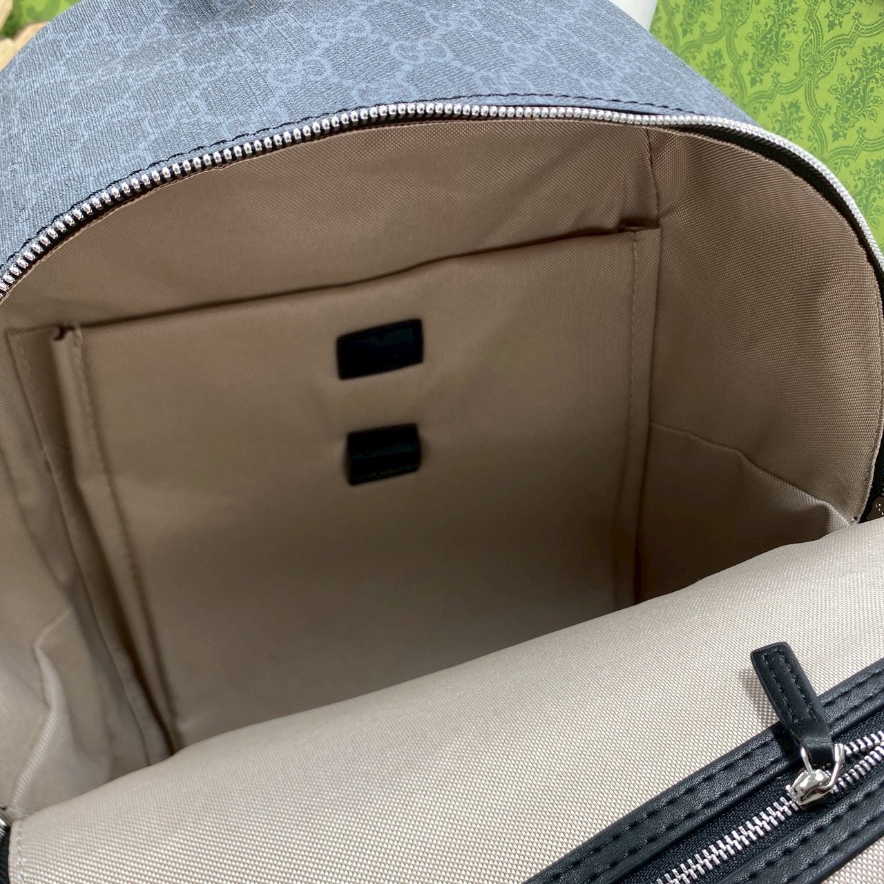 ORI หนังแท้ | Black Gucci GG Emblem medium backpack กระเป๋าสะพายหลัง กระเป๋าเป้ ดีไซน์เรียบง่าย รูปทรงใช้งานง่าน ภายในโล่งกว้าง จุของได้เยอะ