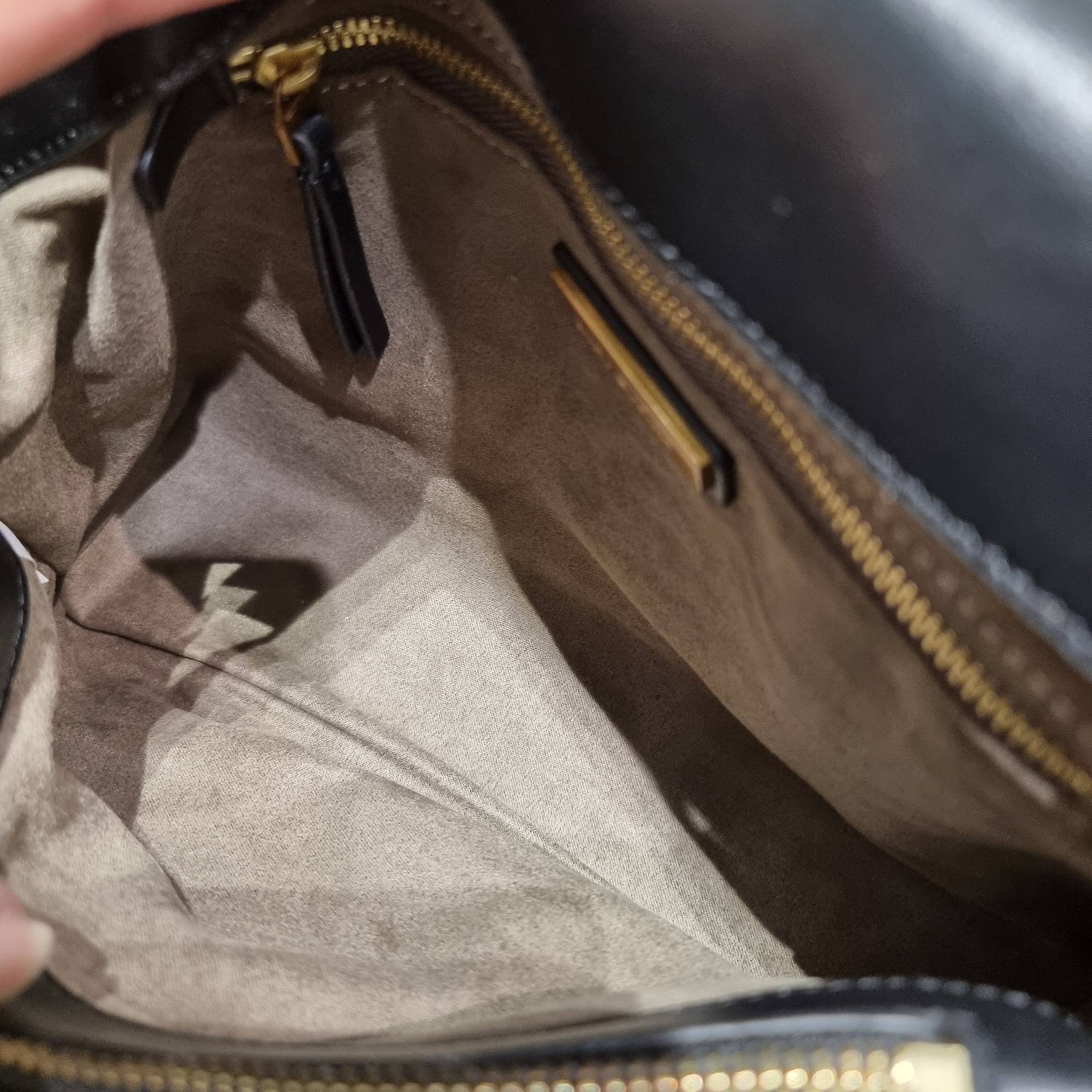 TORY BURCH KIRA QUILTED LARGE SATCHEL ใบใหญ่กับคอลที่ปังไม่ไหว พร้อมเสิร์ฟสีคลาสสิค กระเป๋าถือ/สะพาย ทรงสวย ดูแพง ดูหรู!! หนังแท้ ดีไซน์บุนวม เส้นคมสวย วัสดุหนังแกะ สัมผัสดีงาม นิ่มมือ เปิด-ปิดด้วยอะไหล่บิดล็อค ภายในเป็นช่องโล่ง มีช่องซิป ใส่ของได้แน่นๆ ม