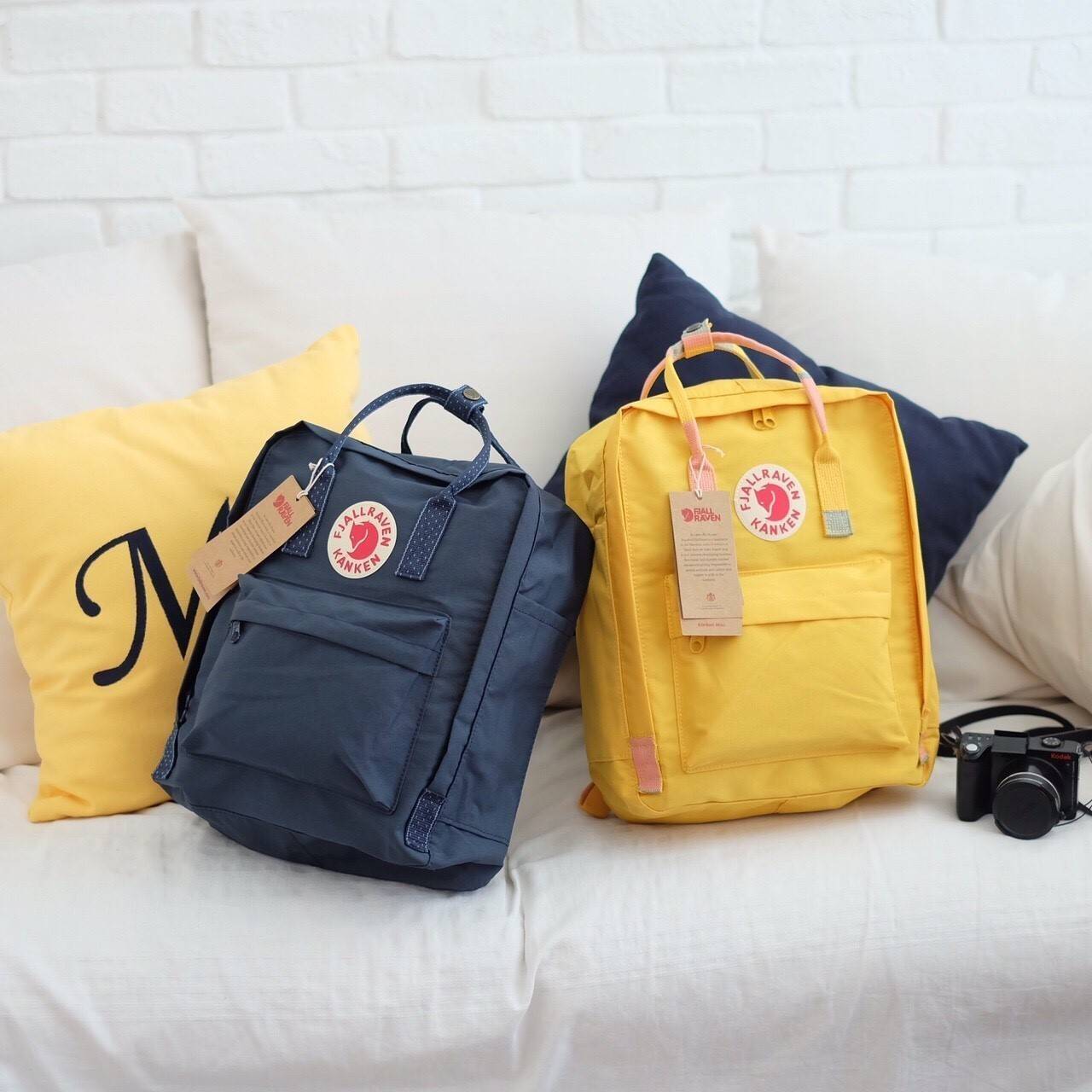 Kanken backpack กระเป๋าเป้สุดฮิต คุณสมบัติมีความทนทานสูงและสามารถกันน้ำ ทำจากเส้นใยพิเศษ เรียกว่า Vinylon-F มีซิปกลางที่เปิดเข้าไป ส่วนข้างในกระเป๋า ด้านในจะมีโฟมสำหรับรองแผ่นหลัง สะพาย สะพายสบายค่ะ เหมาะเป็นกระเป๋าเป้ที่สะพายไปโรงเรียน วันว่างสบายๆ หรือเ