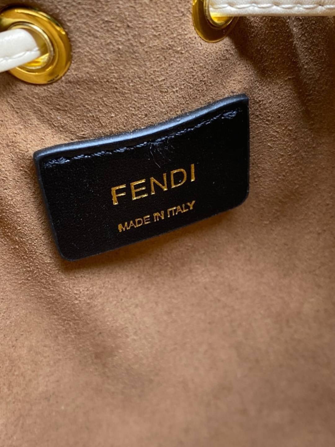 Ori Fendi MonTresor mini Bucket Bag 12cm กระเป๋าถือหรือสะพายข้าง วัสดุหนังแท้ทรงขนมจีบ ลายแบรนด์ อะไหล่ทองหรูหรา จุของได้เยอะ ตั้งอยู่ทรง ด้านในโล่ง มี2สาย สายสั้น+ยาว ถอดสายได้ Crossbody ได้ สายยาวปรับระดับได้ คุ้มสุดๆ ใบนี้ไม่ควรพลาดค่ะ ดาราเซเลปใช้กันเ