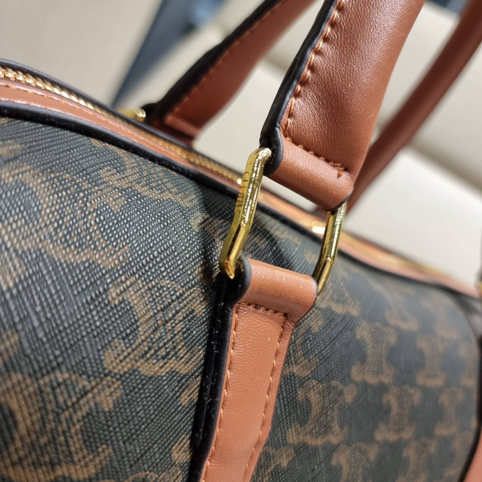 CELINE BOSTON BAG IN TRIOMPHE CANVAS AND CALFSKIN ยอดฮิตกับลวดลายเอกลักษณ์ สุดคลาสสิค กับกระเป๋ากึ่งเดินทาง ไซส์กำลังดี ที่สามารถใช้ได้ทั้งหนุ่มๆและสาวๆ วัสดุหนังแคนวาสตัดสลับหนังแท้ เปิด-ปิดด้วยซิป ใช้งานสะดวก และยังมีพวงหนังห้อยและแม่กุญแจล็อคซิปได้ มาพ