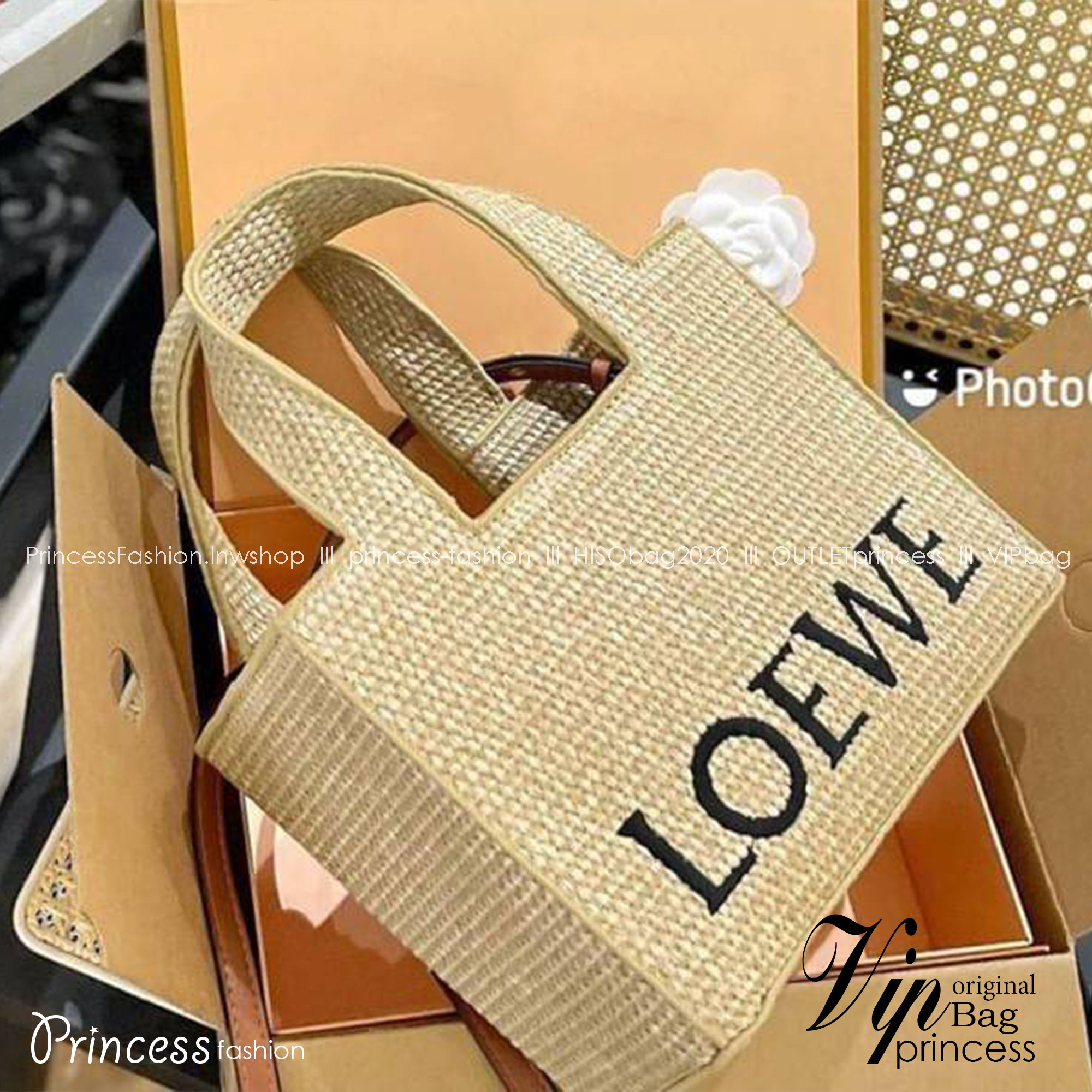 LOEWE logo raffia tote bag / Loewe Tote Bag กระเป๋าโท้ท รูปทรงสวยงามสานเต็มใบ และยังโดดเด่นด้วยโลโก้ สีโทนอุ่น ทำให้ไอเท็มนี้ ภายในกระเป๋าใหญ่โล่งกว้าง ใบนี้เหมาะกับสายแฟชั่นมากๆ