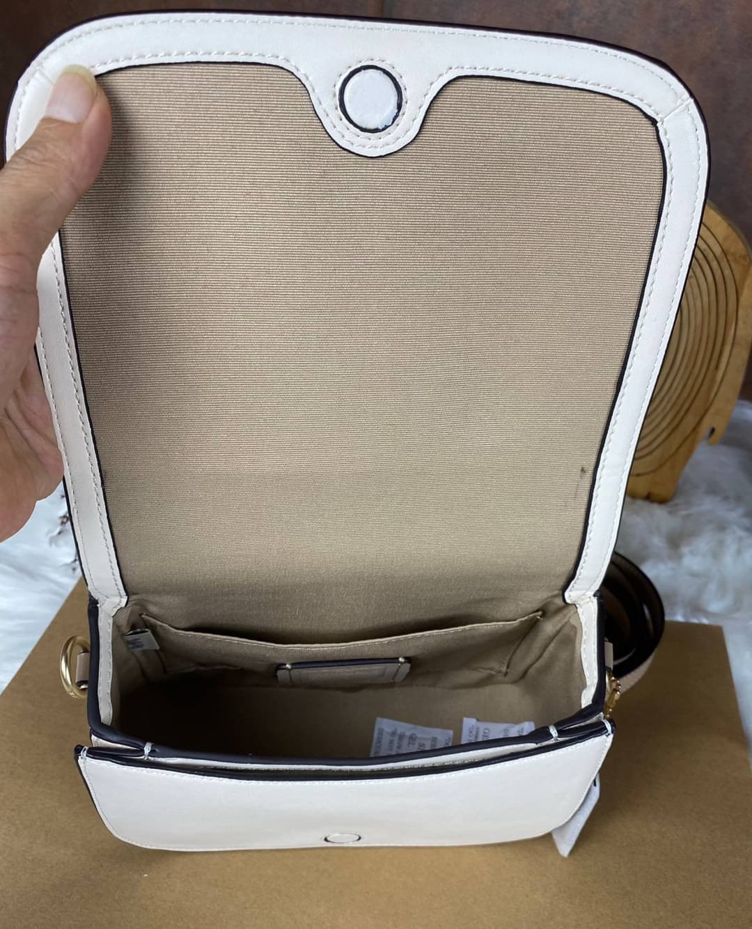 OUTLET 】COACH SADDLE BAG WITH HORSE AND CARRIAGE DOT PRINT (COACH C4059) กระเป๋าสะพายข้าง ลายม้าและรถลาก item ใหม่ที่สาวๆต้องมีนาทีนี้ห้ามพลาด รูปทรงโค้งมน วัสดุ พีวีซี ผ้าใบเคลือบพิมพ์ลายเป็นหนังเรียบ ทนทานและกันคราบสกปรกทั้งสี่ด้านเป็นหนังคุ้มสุดๆ ภายใน