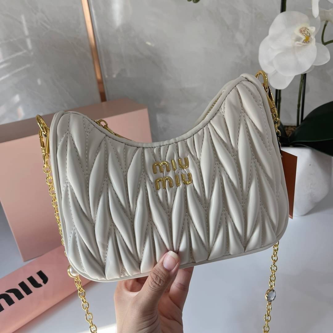 MIU MIU matelasse nappa leather shoulder bag กระเป๋าสะพายข้าง สายสะพายประดับไข่มุกและคริสตัล ให้ความละมุม ลุคคุณหนูน่ารักสุดๆคะ